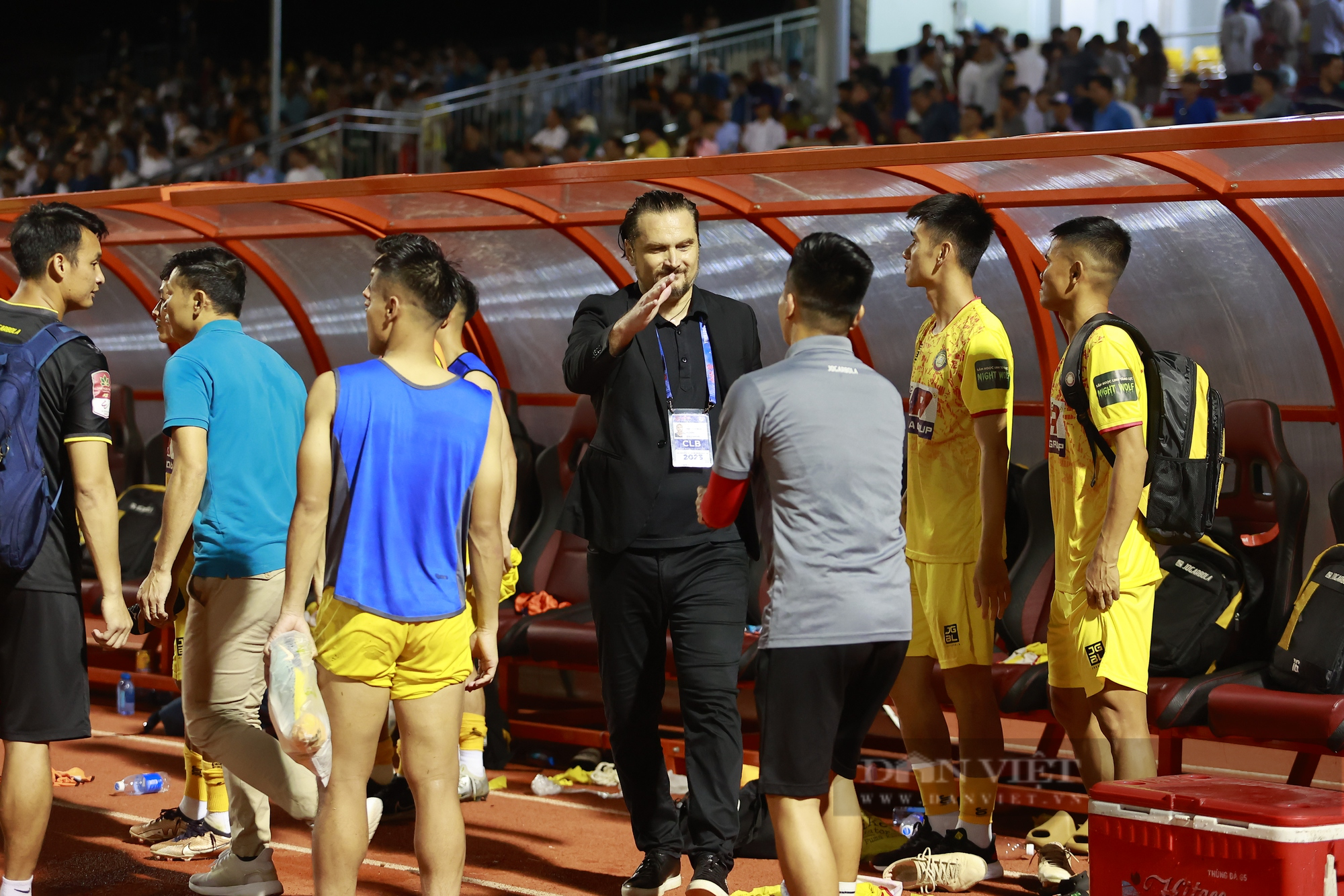 Bầu Đoan xuống sân thưởng nóng 500 triệu sau trận thắng Viettel FC - Ảnh 1.