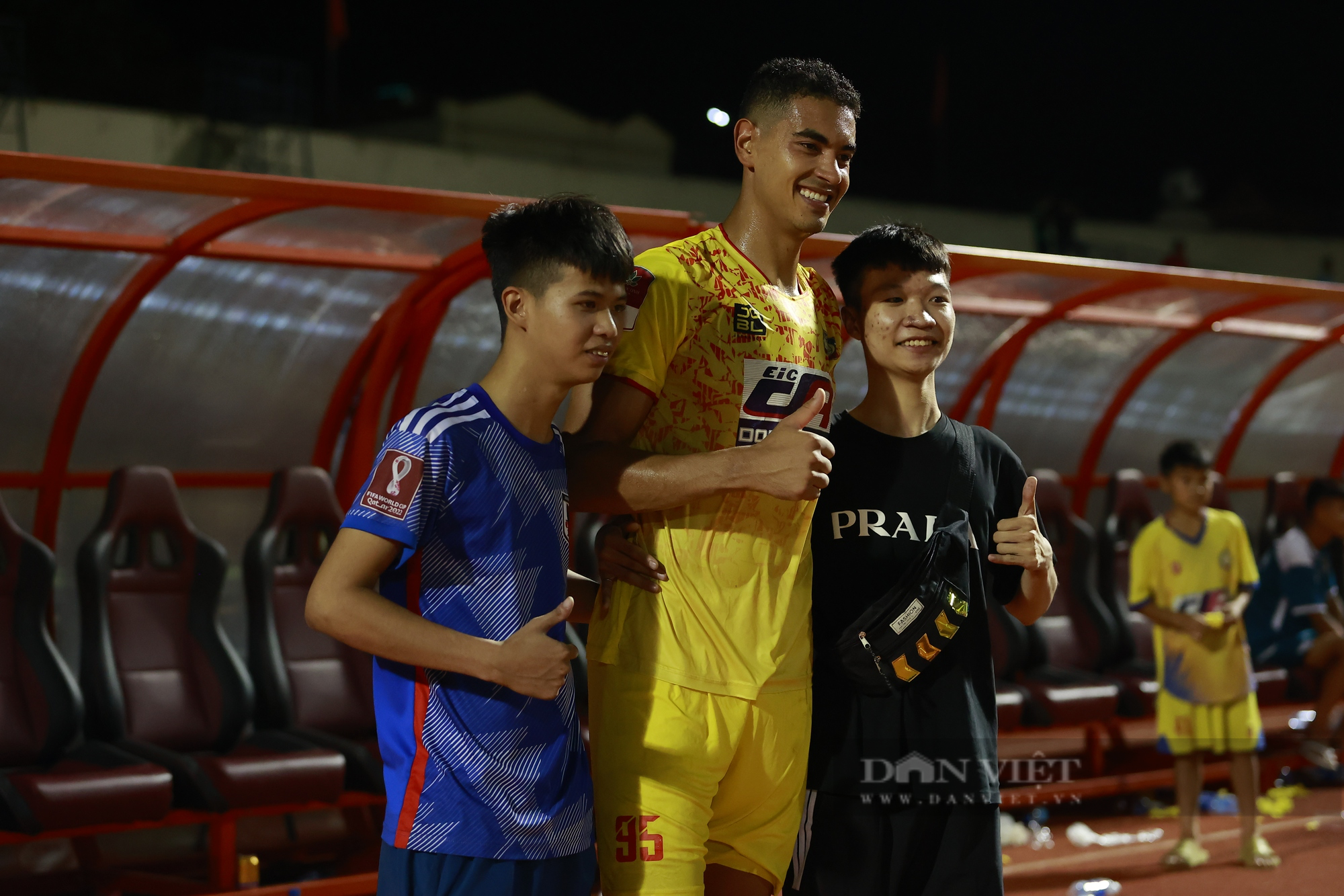 Bầu Đoan xuống sân thưởng nóng 500 triệu sau trận thắng Viettel FC - Ảnh 2.