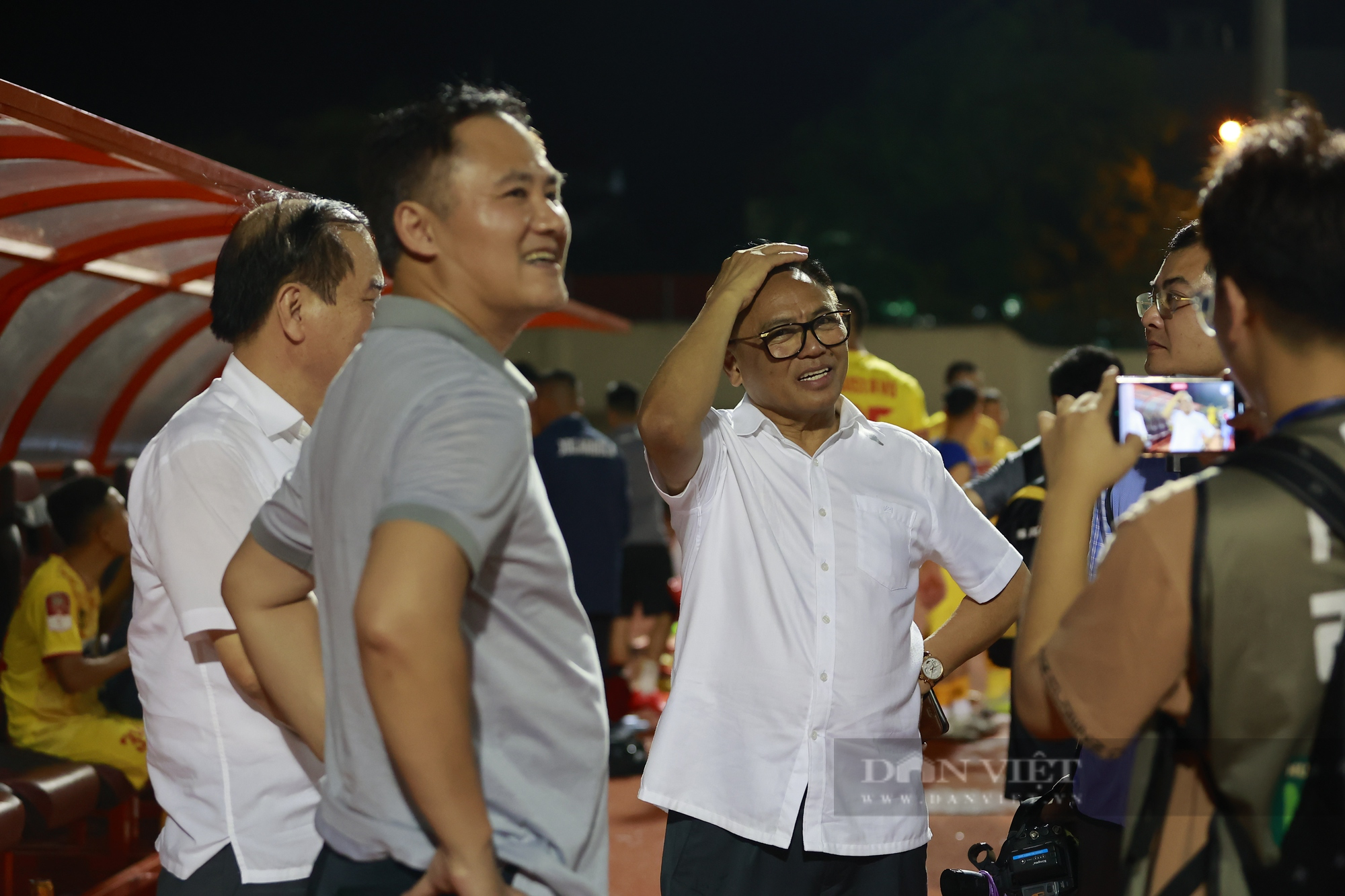 Bầu Đoan xuống sân thưởng nóng 500 triệu sau trận thắng Viettel FC - Ảnh 4.