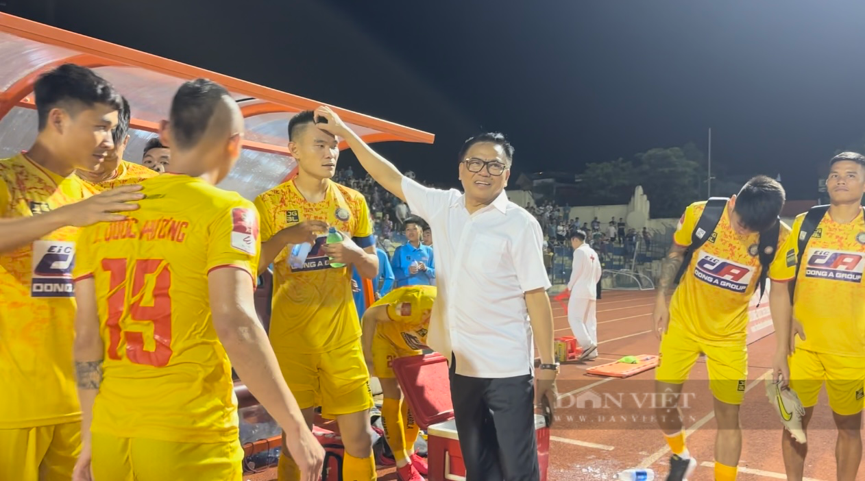 Bầu Đoan xuống sân thưởng nóng 500 triệu sau trận thắng Viettel FC - Ảnh 6.