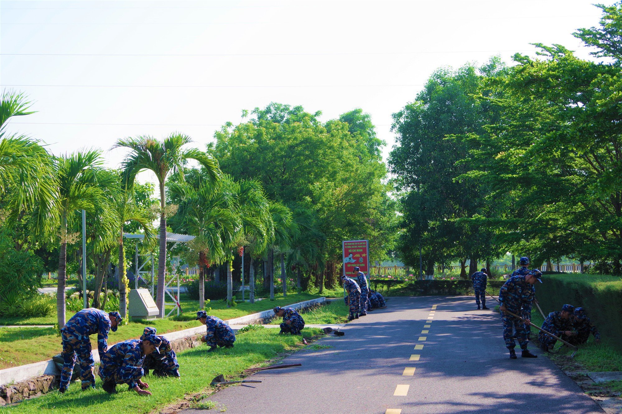 Hơn 1.200 cán bộ, đoàn viên thanh niên Đoàn cơ sở Lữ đoàn 101 dọn vệ sinh môi trường - Ảnh 1. Hơn 1.200 cán bộ, đoàn viên thanh niên Đoàn cơ sở Lữ đoàn 101 dọn vệ sinh môi trường - Ảnh 1.