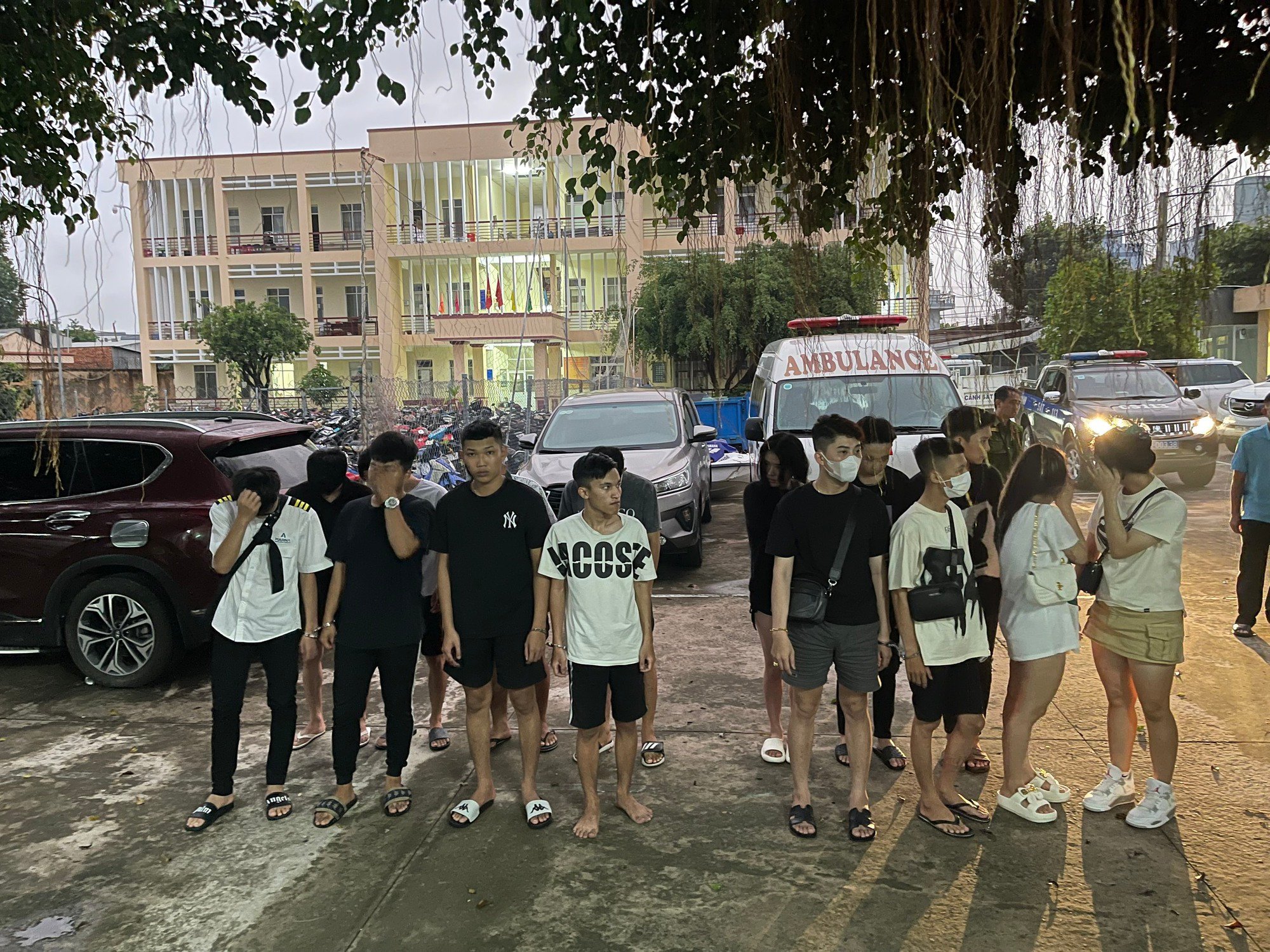 Công an kiểm tra căn hộ không số phát hiện 14 thanh thiếu niên đang phê ma túy - Ảnh 2.