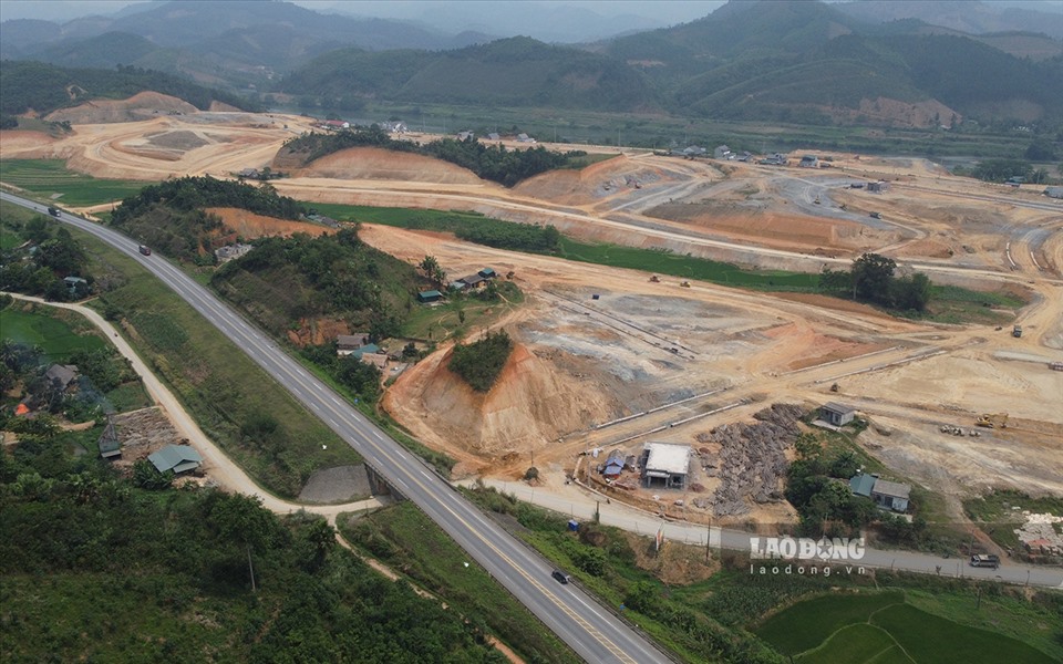 Hình ảnh đại công trường sân bay Sa Pa sau 1 năm khởi công xây dựng - Ảnh 2.