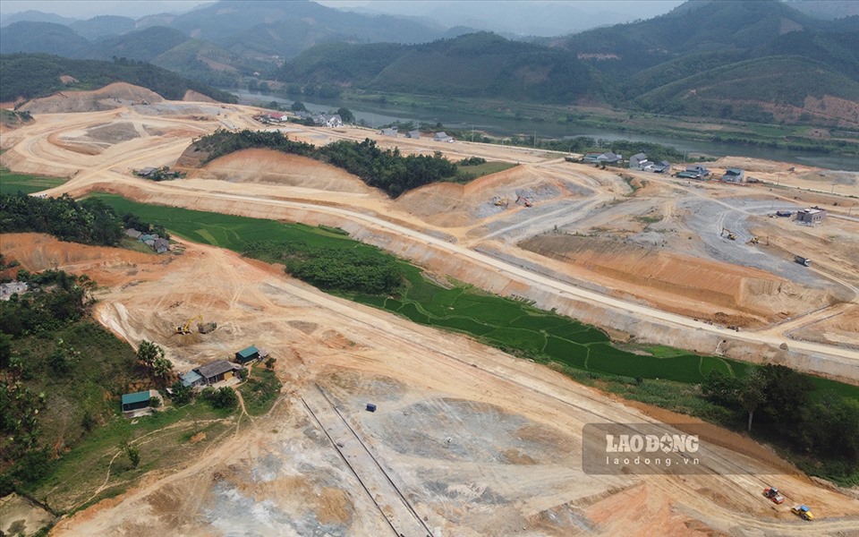 Hình ảnh đại công trường sân bay Sa Pa sau 1 năm khởi công xây dựng - Ảnh 9.