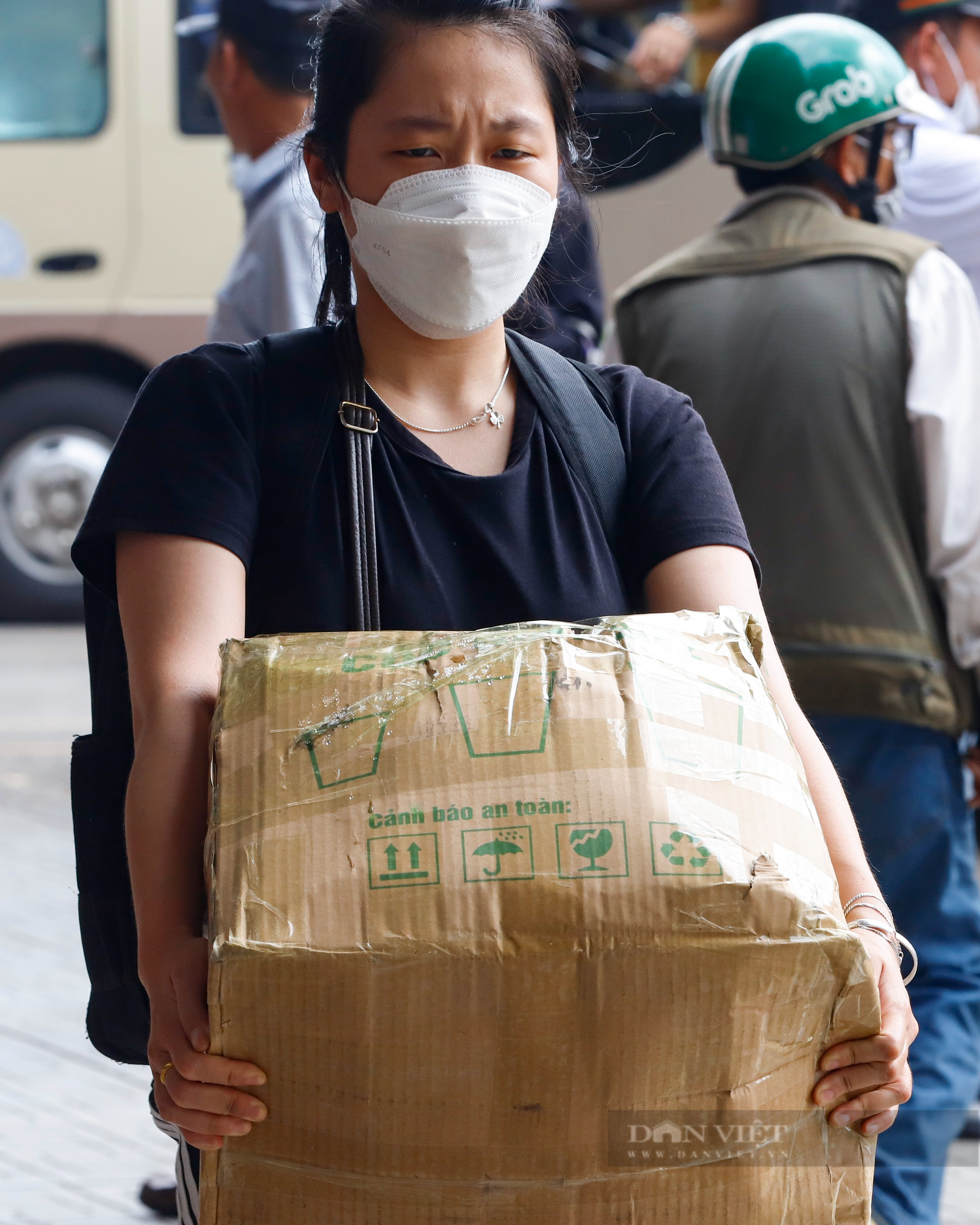 Sinh viên ồ ạt quay trở lại Hà Nội, cửu vạn &quot;hốt bạc&quot; nhờ &quot;việc nhẹ lương cao&quot; tại bến xe - Ảnh 4.