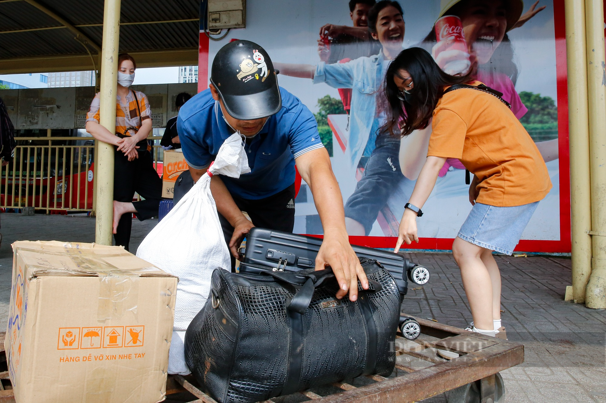 Sinh viên ồ ạt quay trở lại Hà Nội, cửu vạn &quot;hốt bạc&quot; nhờ &quot;việc nhẹ lương cao&quot; tại bến xe - Ảnh 6.