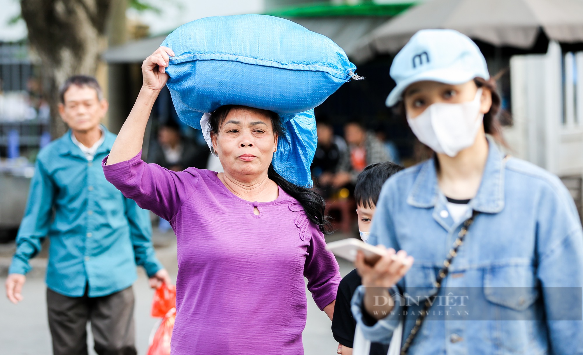 Sinh viên ồ ạt quay trở lại Hà Nội, cửu vạn &quot;hốt bạc&quot; nhờ &quot;việc nhẹ lương cao&quot; tại bến xe - Ảnh 12.