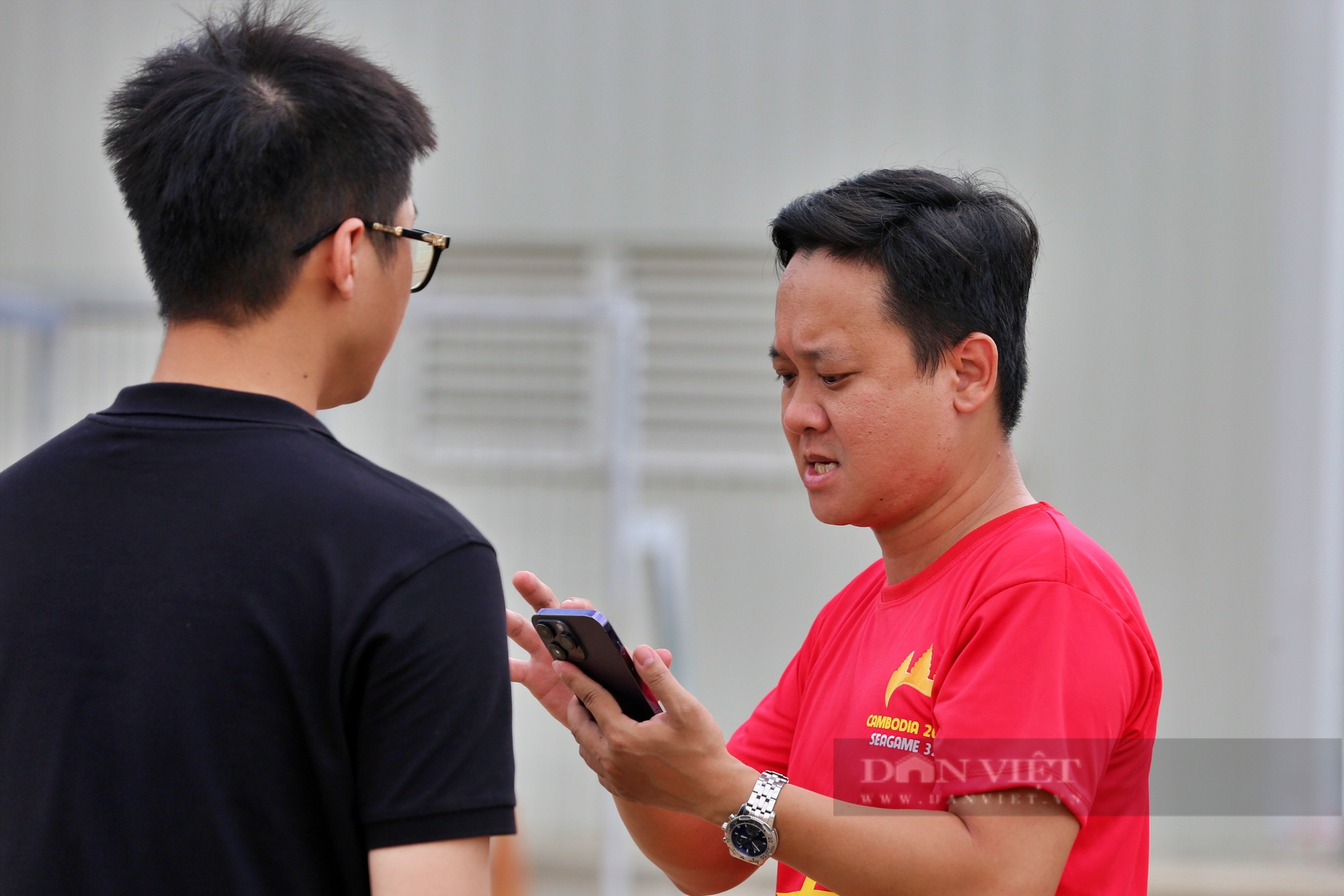 Không có vé vào sân xem U22 Việt Nam, CĐV nhí khóc vì nắng nóng  - Ảnh 7.