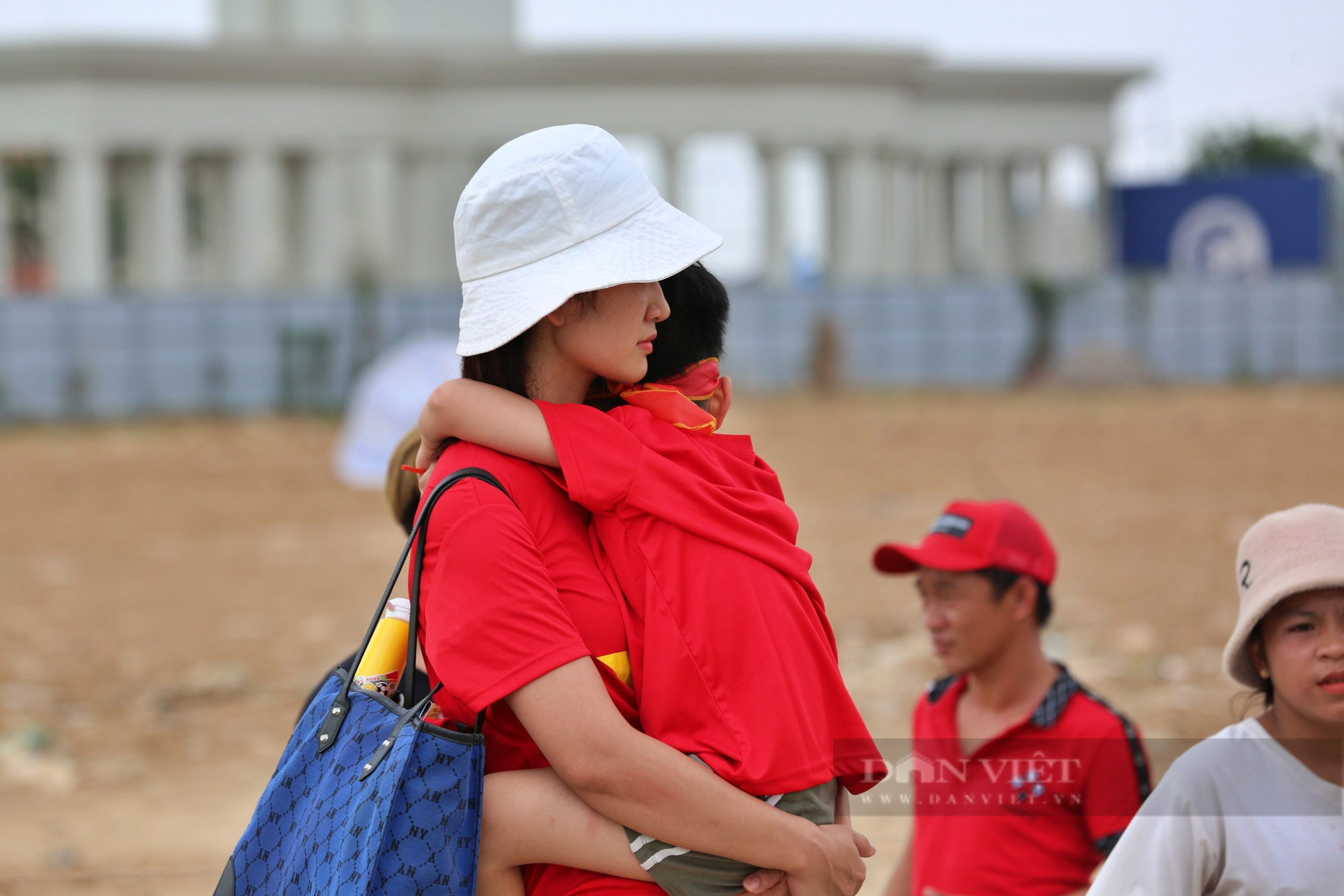 Không có vé vào sân xem U22 Việt Nam, CĐV nhí khóc vì nắng nóng  - Ảnh 10.