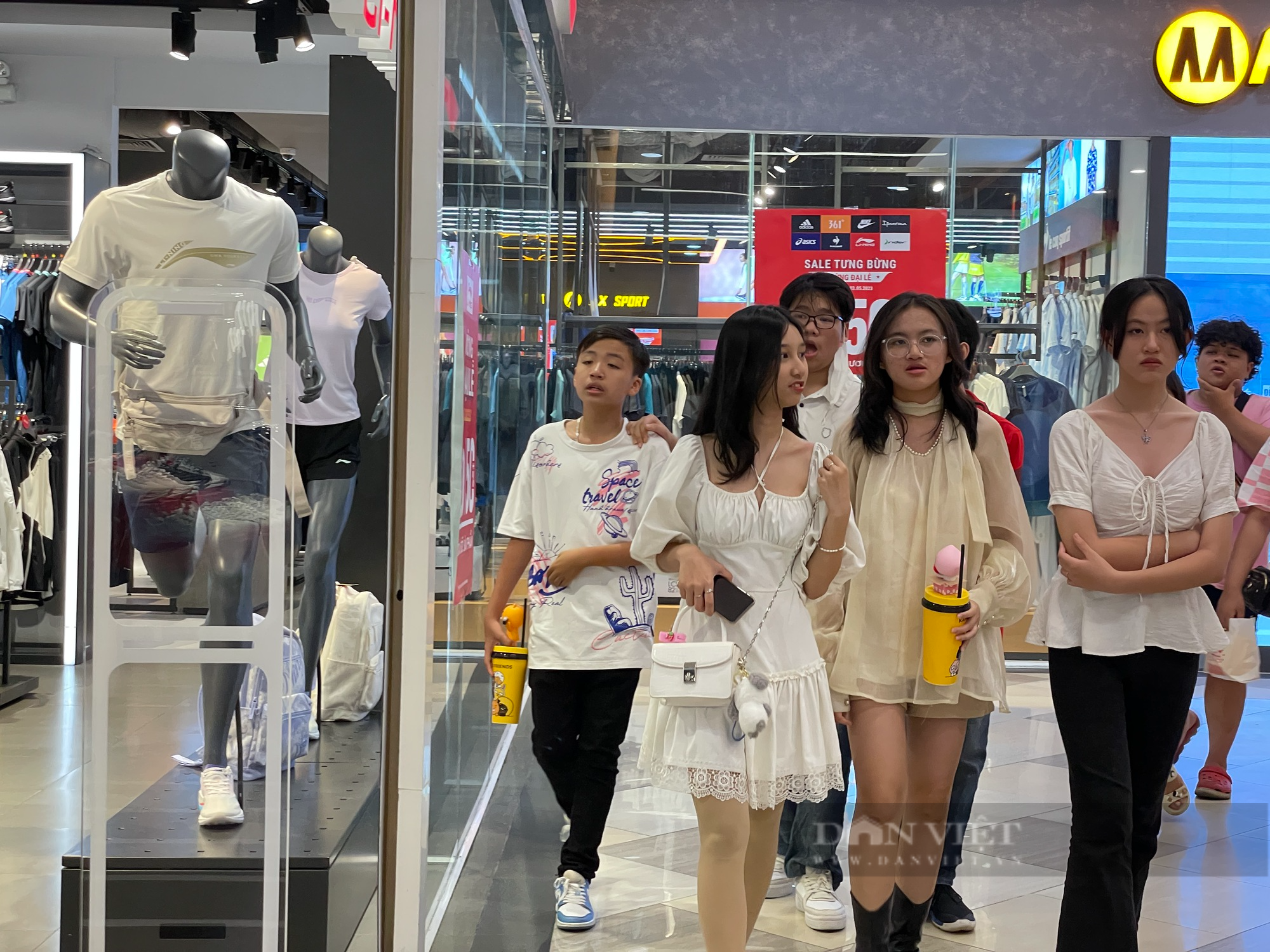 Người Sài Gòn hờ hững với quần áo, giày dép siêu giảm giá ở trung tâm thương mại - Ảnh 9.