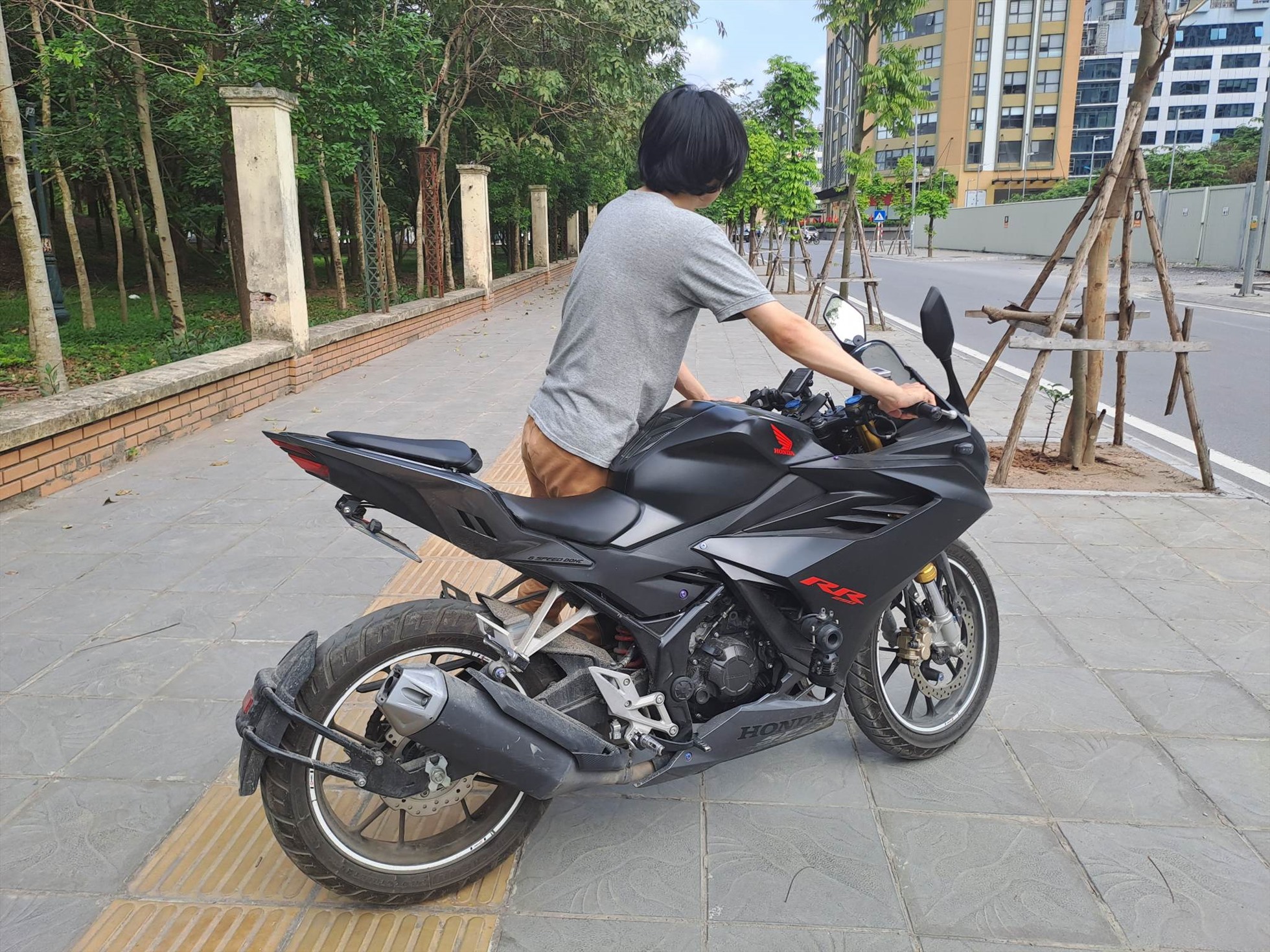 Lắp biển số không đúng quy định sẽ bị phạt tới 1 triệu đồng - Ảnh 1.