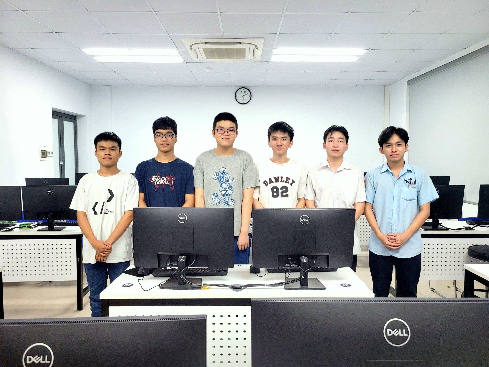 Cả đoàn 6/6 học sinh Việt Nam đều đoạt huy chương Olympic Tin học Châu Á Thái Bình Dương - Ảnh 1.