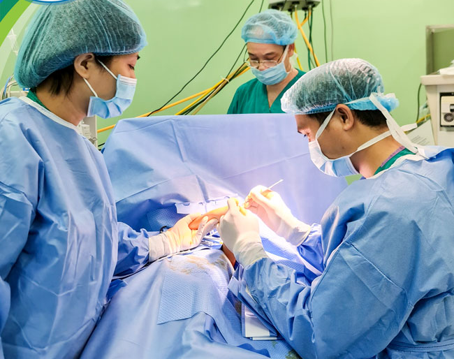 3 trẻ bị bỏng nặng do chạm vào máy chạy bộ tại nhà nguy hiểm khó lường - Ảnh 3.