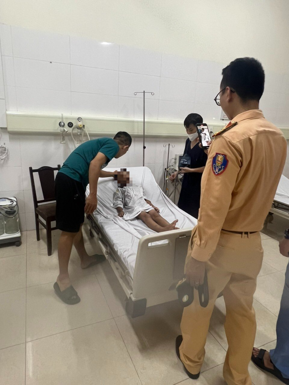 Ba cán bộ công an cứu vớt cháu bé đi lạc rơi xuống sông ở Quảng Ninh - Ảnh 1.