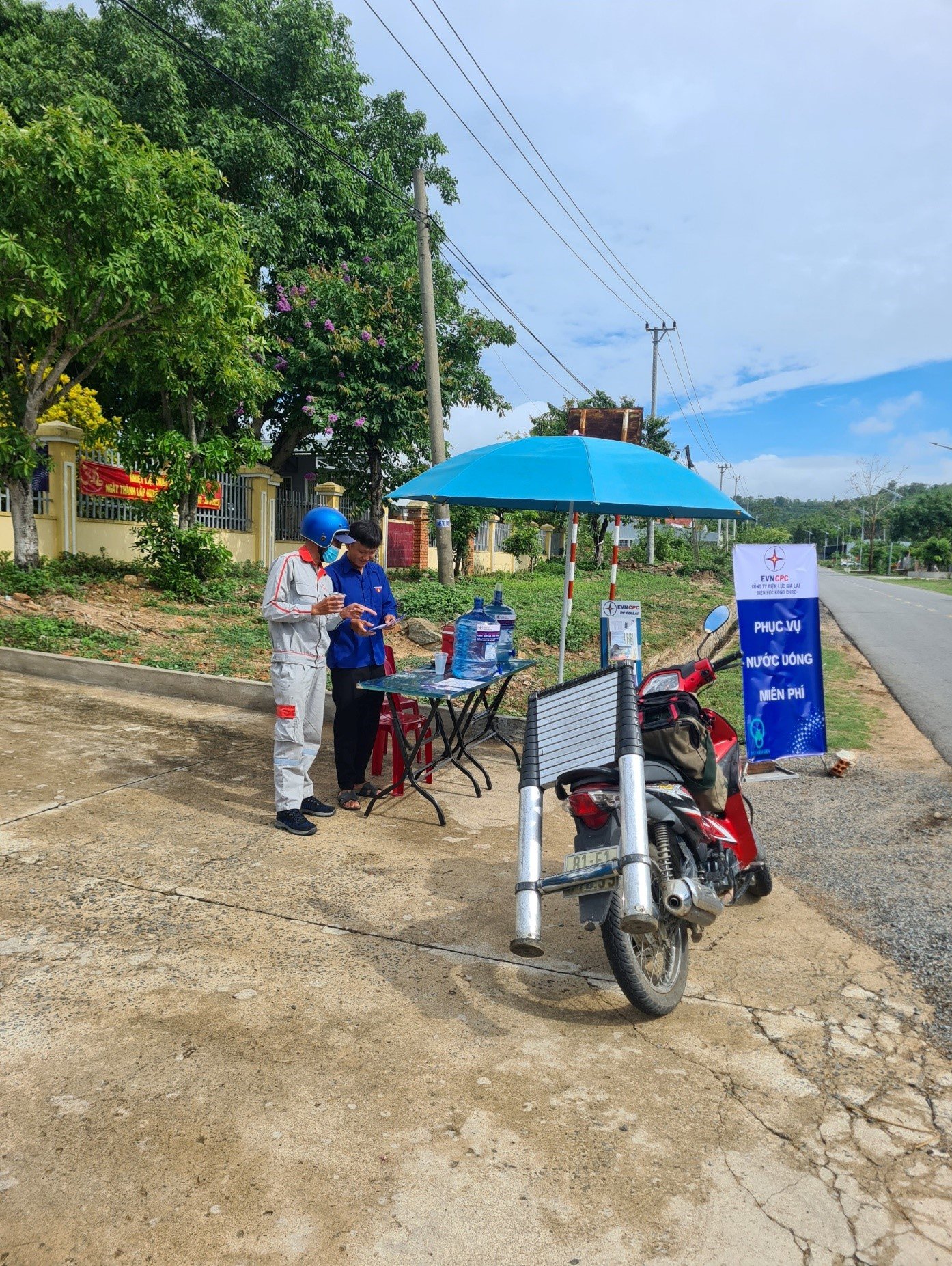 Hơn 400 đoàn viên thanh niên ngành điện Gia Lai ra quân “Đồng hành với khách hàng mùa nắng nóng” - Ảnh 5.