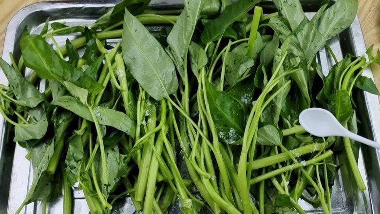 Xào rau muống cứ rắc vài hạt này, cọng nào cũng xanh mướt, giòn ngon, không bao giờ thâm đen - Ảnh 10.