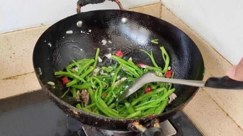 Xào rau muống cứ rắc vài hạt này, cọng nào cũng xanh mướt, giòn ngon, không bao giờ thâm đen - Ảnh 11.