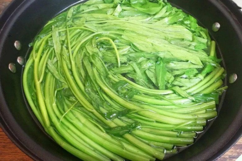 Xào rau muống cứ rắc vài hạt này, cọng nào cũng xanh mướt, giòn ngon, không bao giờ thâm đen - Ảnh 3.