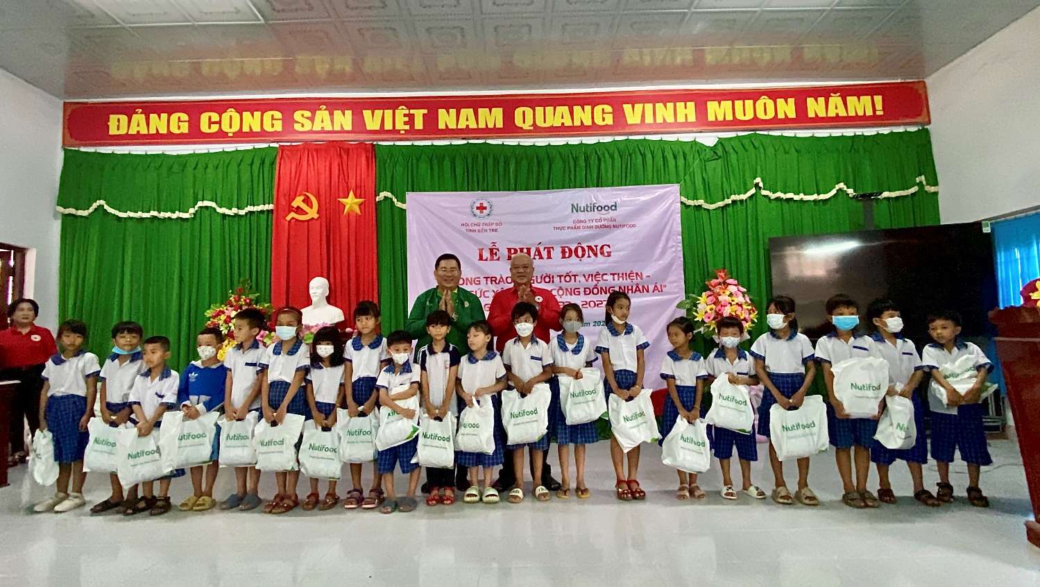 NutiFood tặng hàng nghìn phần quà cho trẻ em nghèo dịp Tết Thiếu nhi - Ảnh 1.