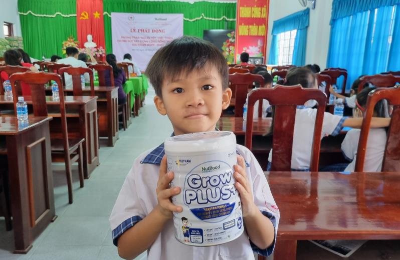 NutiFood tặng hàng nghìn phần quà cho trẻ em nghèo dịp Tết Thiếu nhi - Ảnh 2.