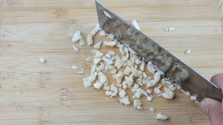 Xào rau muống cứ rắc vài hạt này, cọng nào cũng xanh mướt, giòn ngon, không bao giờ thâm đen - Ảnh 7.