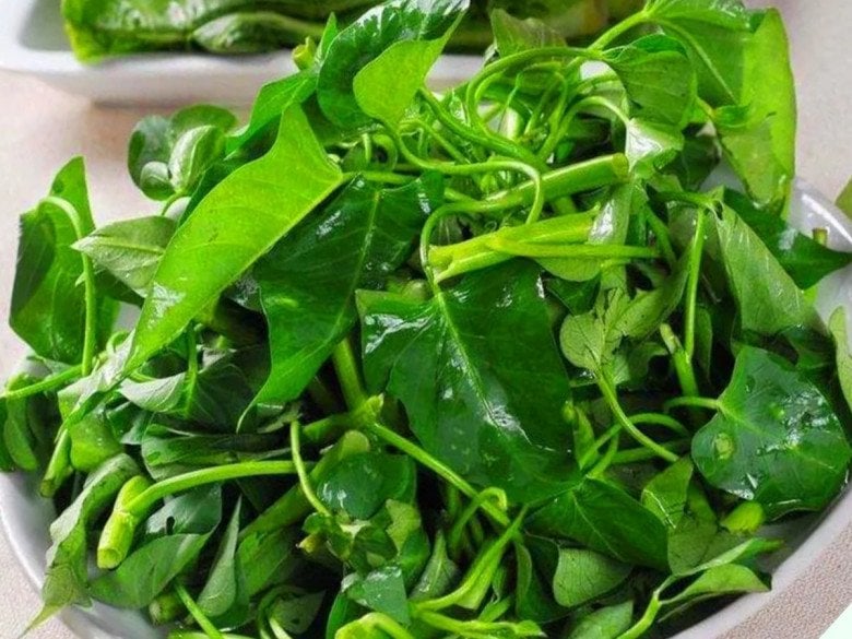 Xào rau muống cứ rắc vài hạt này, cọng nào cũng xanh mướt, giòn ngon, không bao giờ thâm đen - Ảnh 1.
