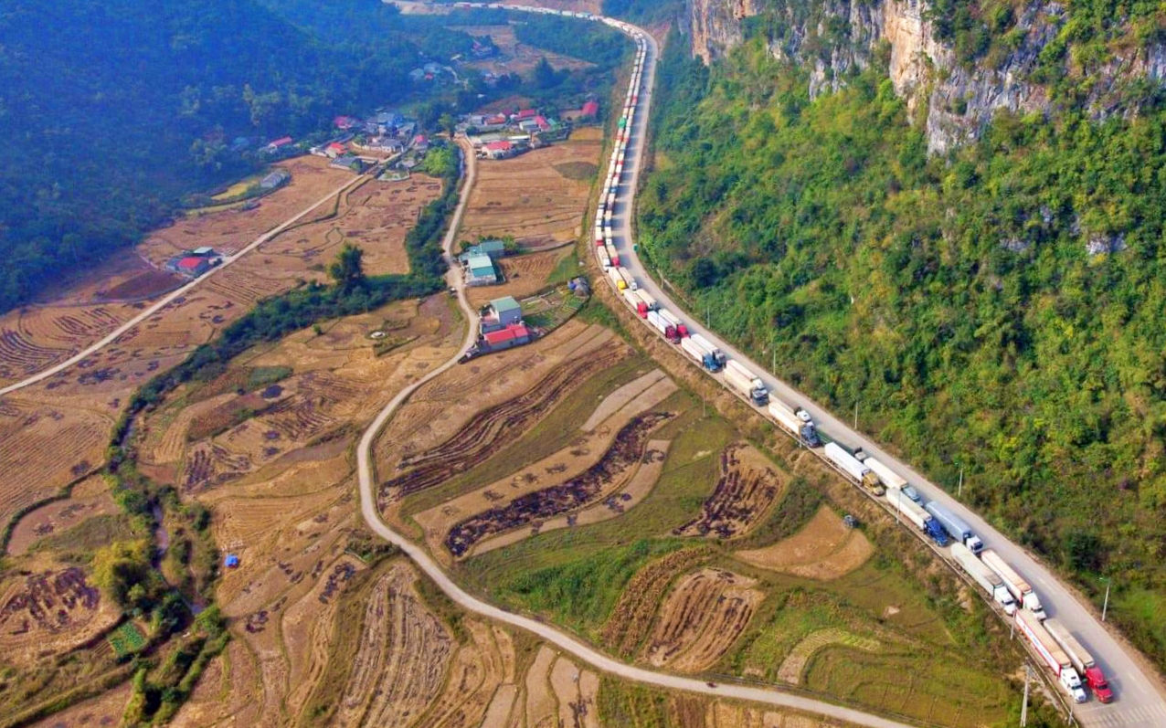 Sầu riêng chín rộ cùng nhiều nông sản xuất khẩu dồn về cửa khẩu Lạng Sơn - Ảnh 1. Sầu riêng chín rộ cùng nhiều nông sản xuất khẩu dồn về cửa khẩu Lạng Sơn - Ảnh 1.