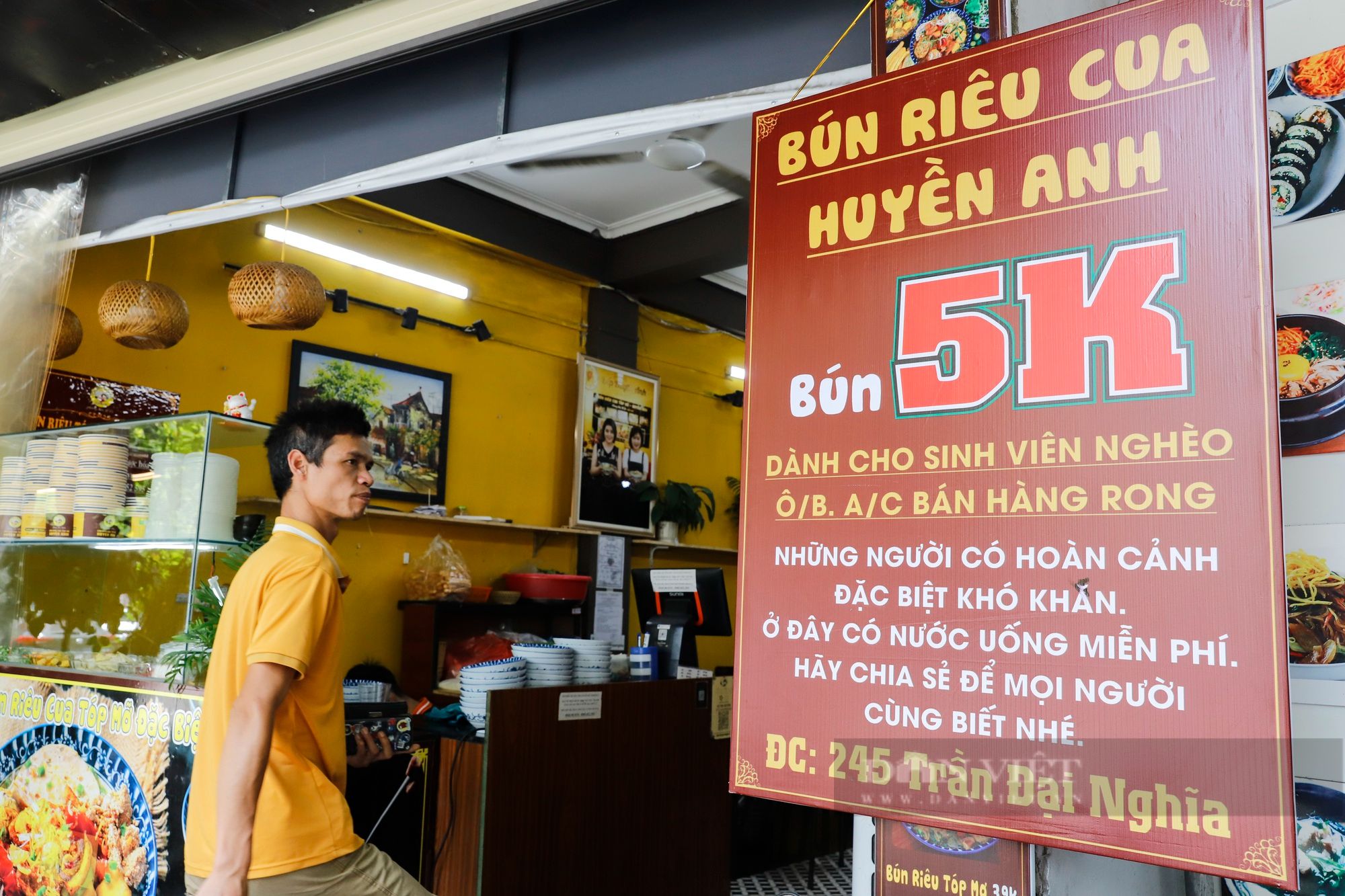 Nữ 9x xinh đẹp mở quán bún riêu cua 5.000 đồng dành cho người nghèo tại Hà Nội  - Ảnh 1.