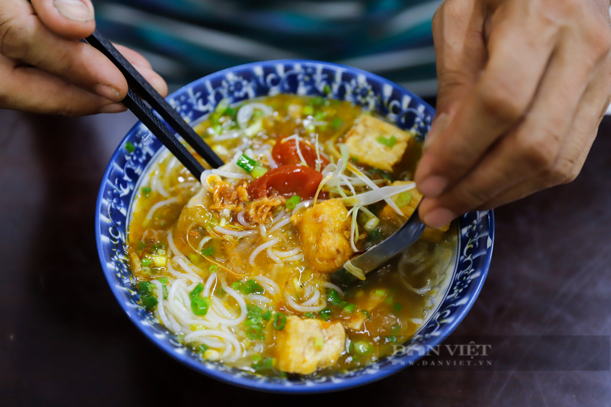 Nữ 9x xinh đẹp mở quán bún riêu cua 5.000 đồng dành cho người nghèo tại Hà Nội  - Ảnh 4.