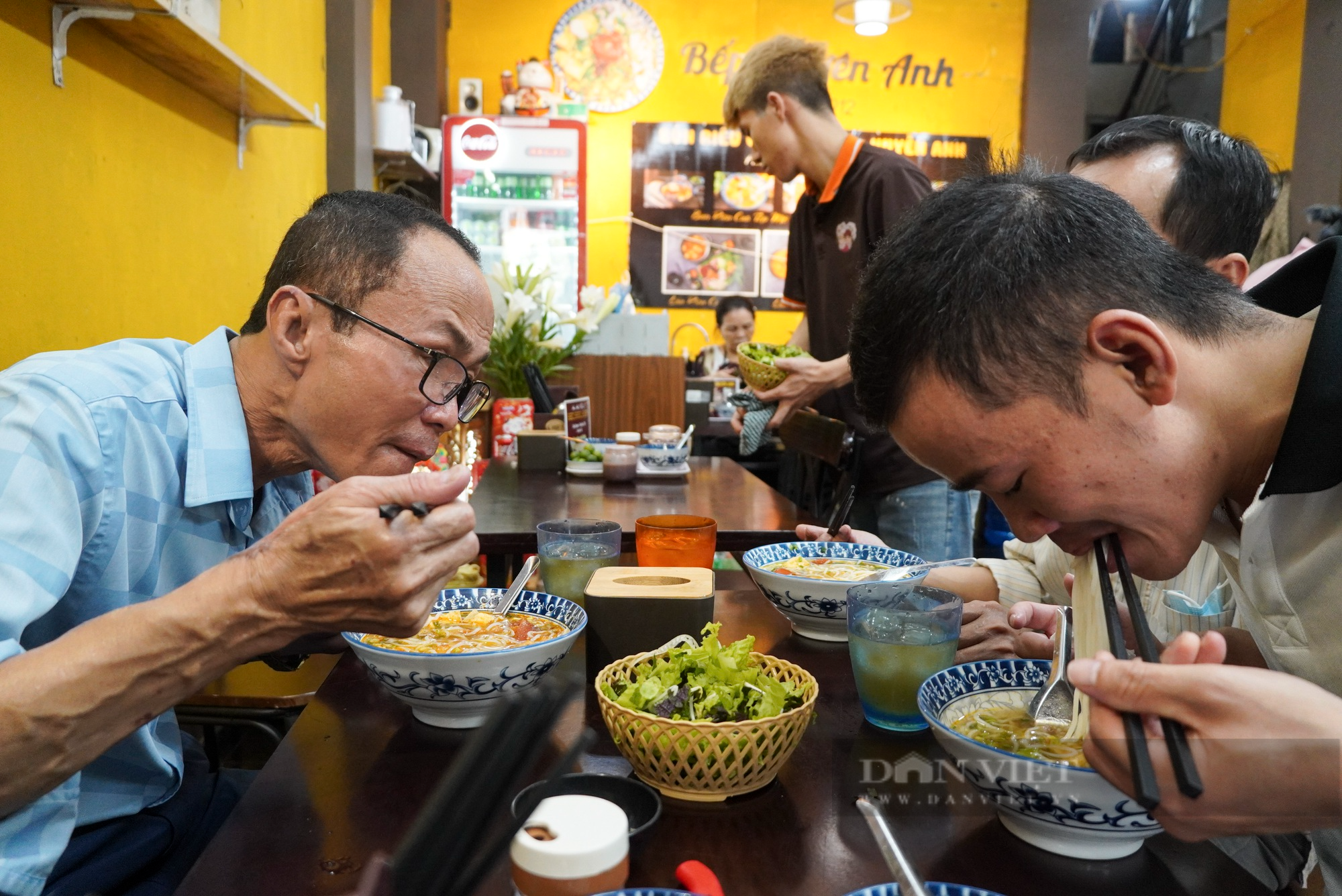 Nữ 9x xinh đẹp mở quán bún riêu cua 5.000 đồng dành cho người nghèo tại Hà Nội  - Ảnh 5.