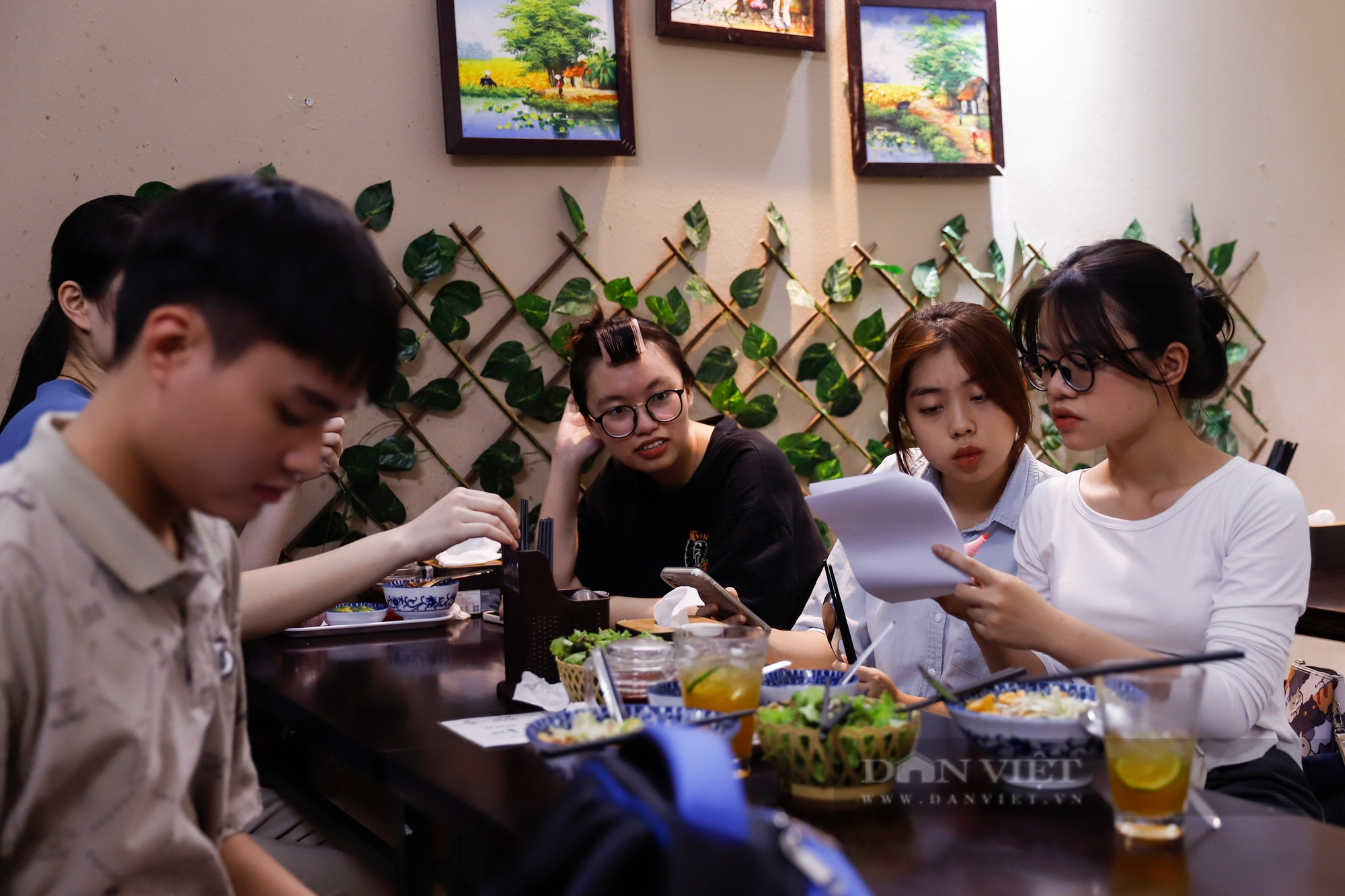 Nữ 9x xinh đẹp mở quán bún riêu cua 5.000 đồng dành cho người nghèo tại Hà Nội  - Ảnh 7.