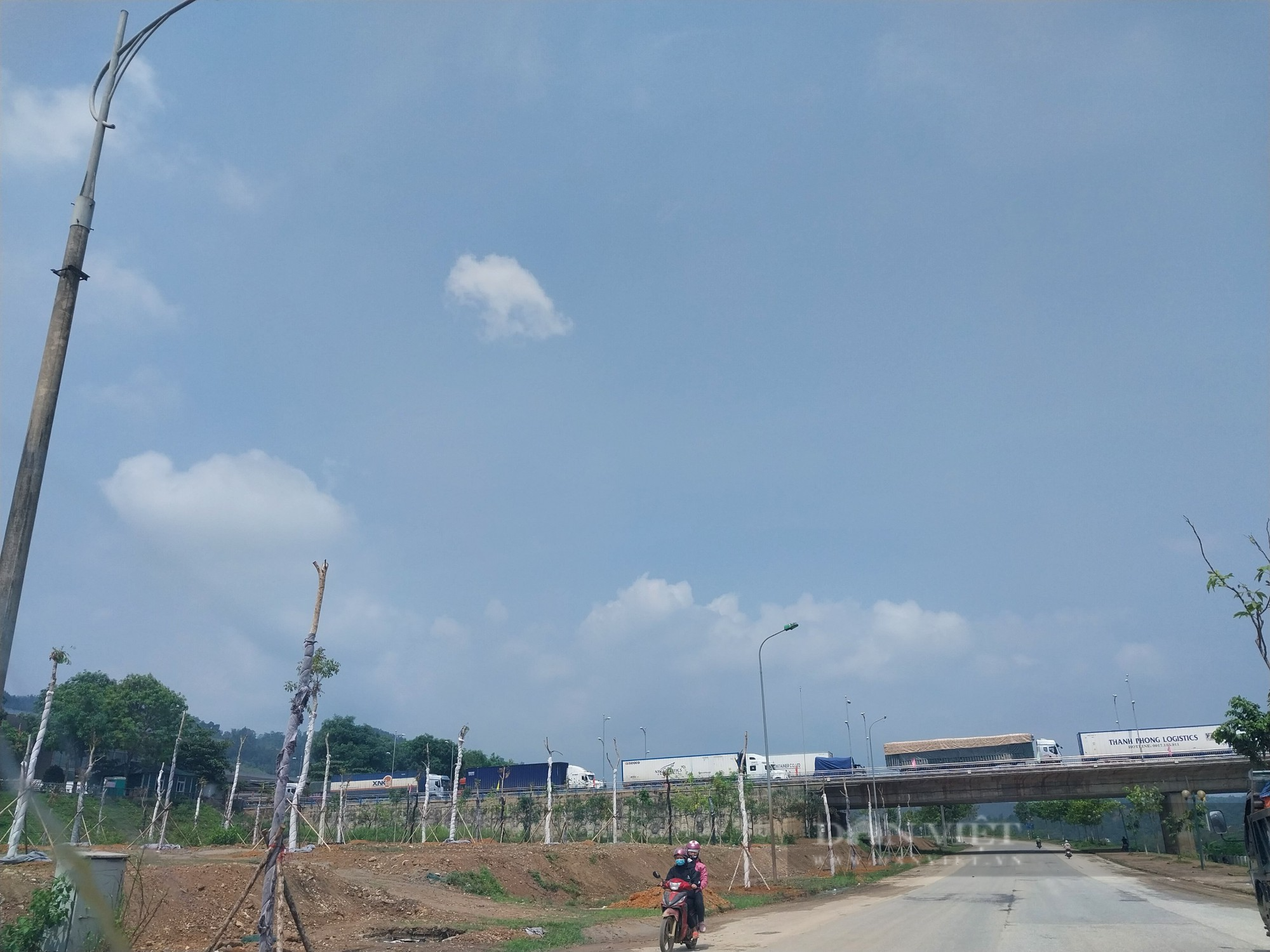 Phân luồng phương tiện chở quả vải tươi xuất khẩu qua Cửa khẩu quốc tế Kim Thành (Lào Cai)  - Ảnh 2.