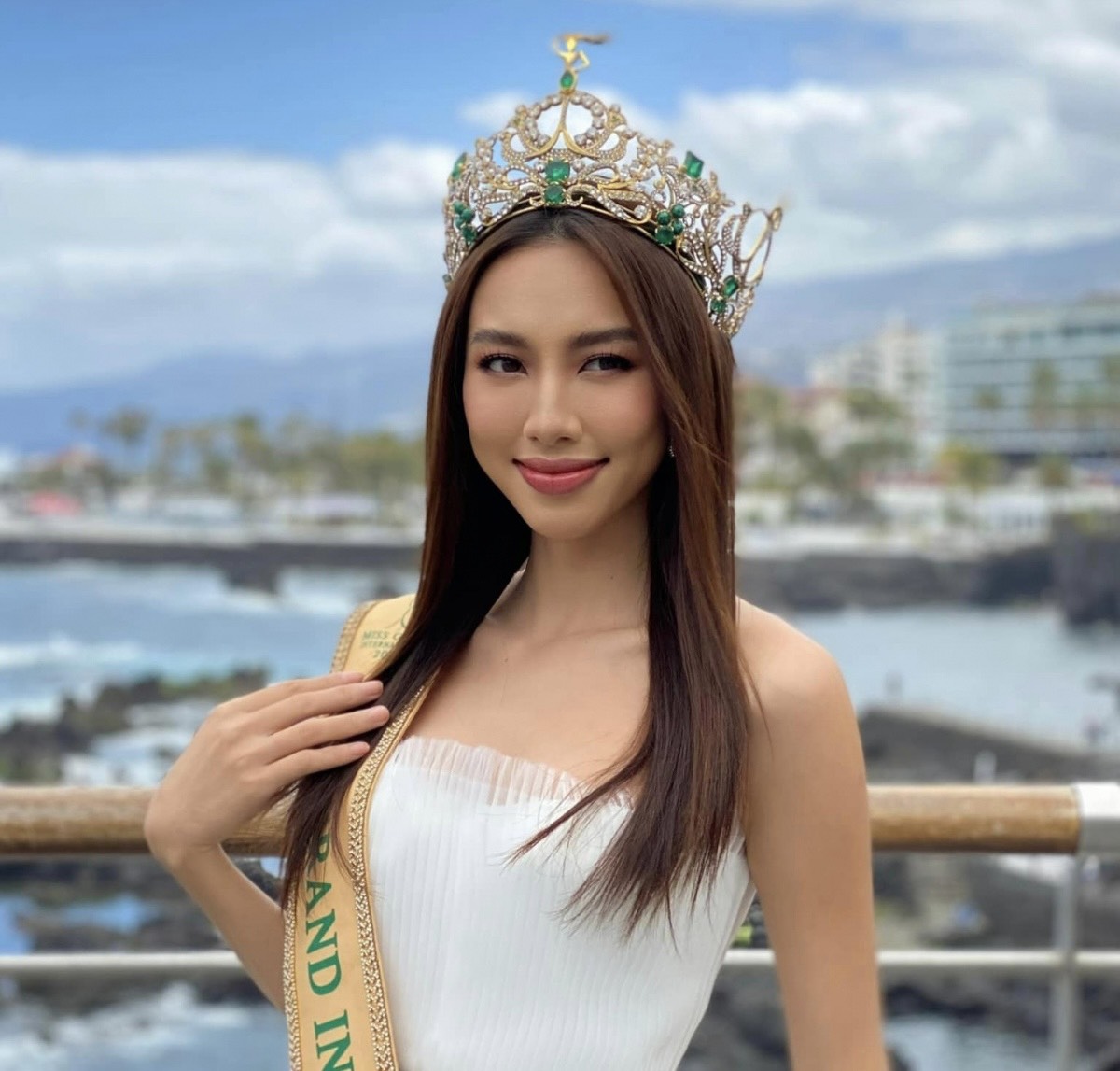 Vụ hoa hậu Thùy Tiên bị kiện đòi bồi thường 2,4 tỷ đồng: Hoa hậu Thùy Tiên vắng mặt, bất ngờ rút đơn khởi kiện - Ảnh 2.