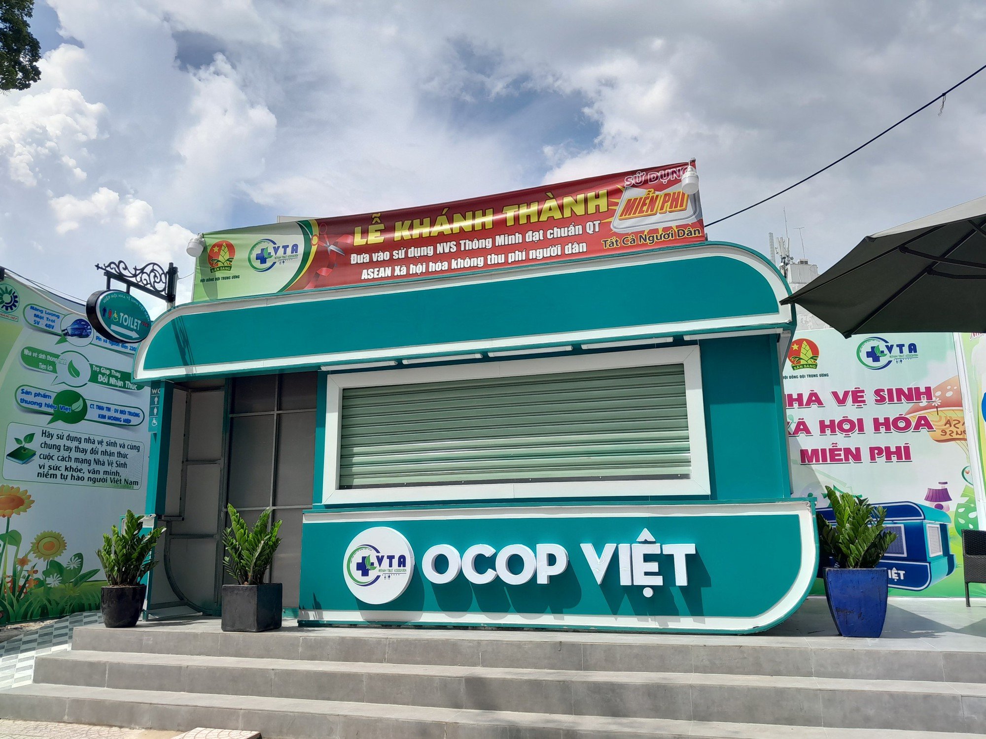 TP.HCM: Nhà vệ sinh công cộng 635 triệu đồng, có màn hình theo dõi bên ngoài - Ảnh 1.