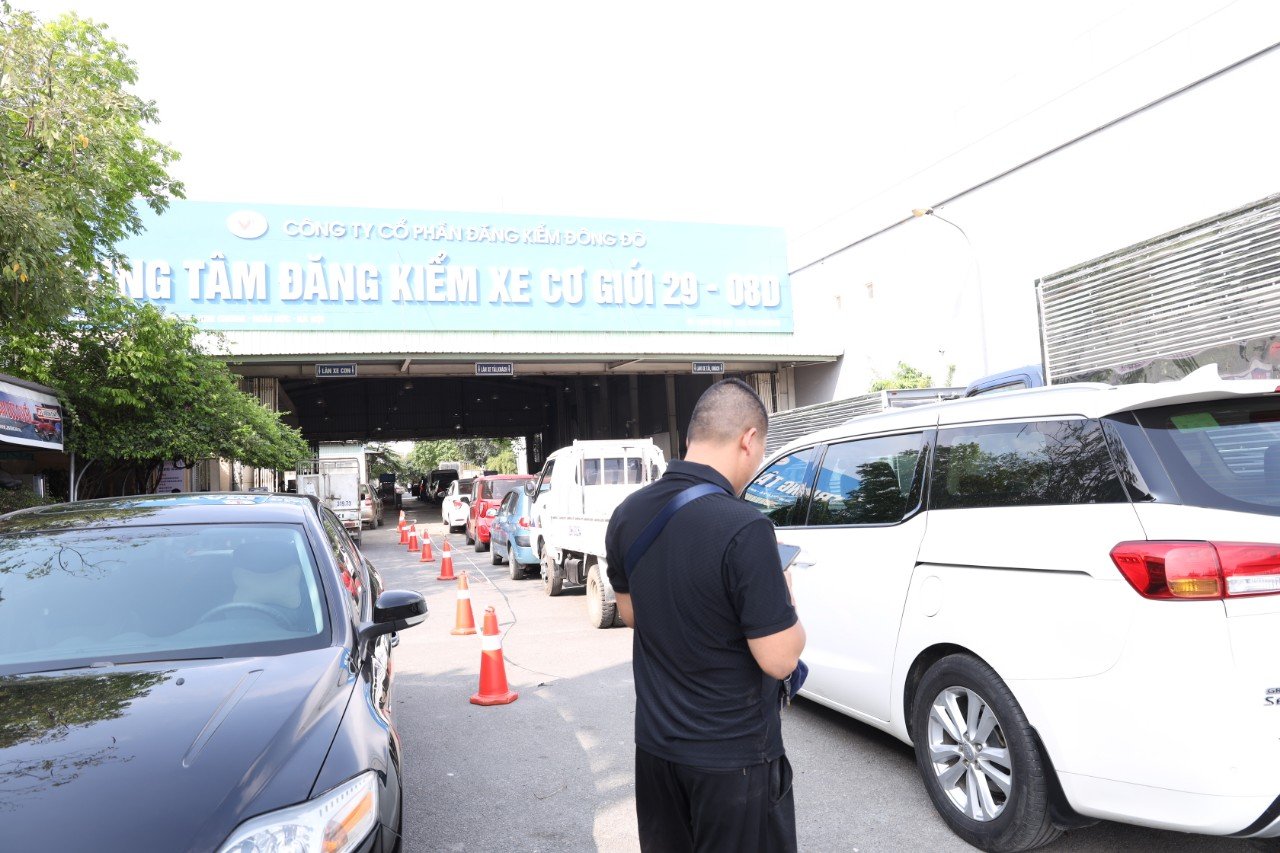 Hà Nội: Tái diễn phương tiện xếp hàng dài chờ đăng kiểm - Ảnh 1.