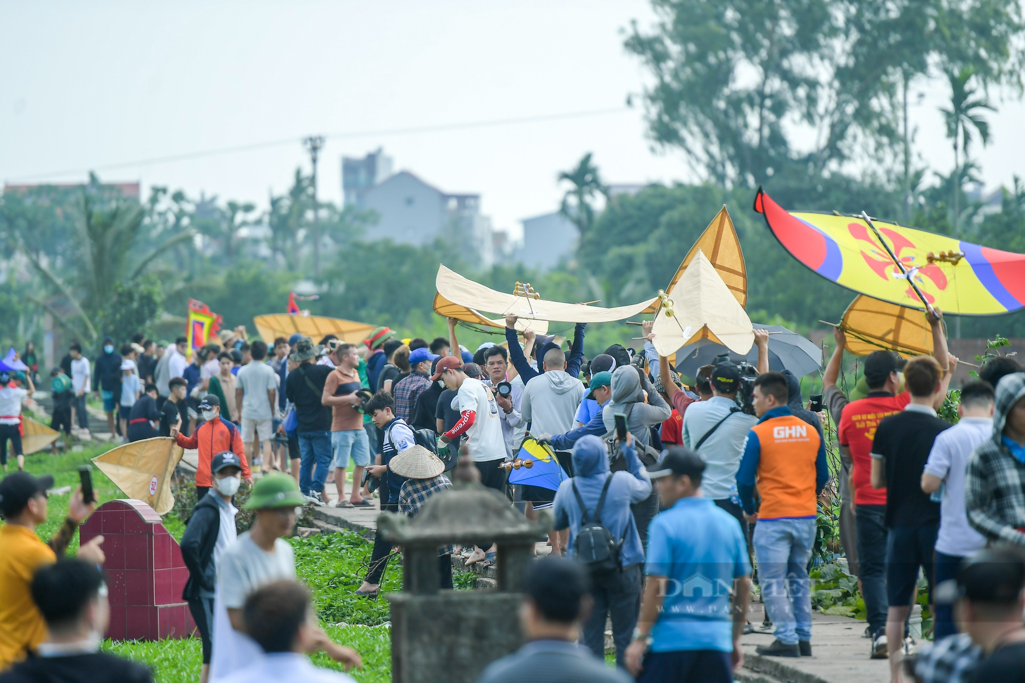 Độc đáo hội thi thả diều &quot;ngàn năm tuổi&quot; ở ngoại thành Hà Nội - Ảnh 5.