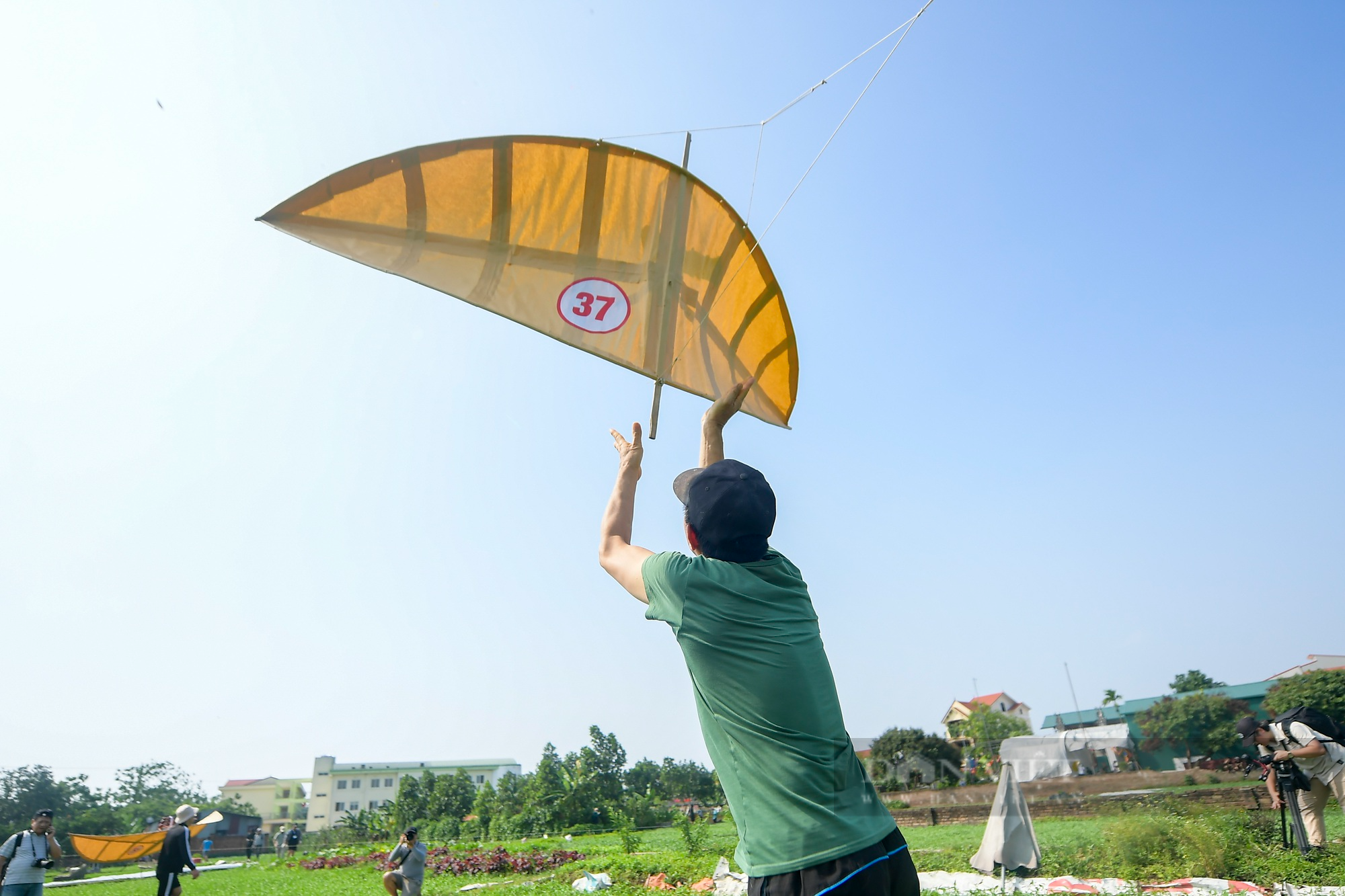 Độc đáo hội thi thả diều &quot;ngàn năm tuổi&quot; ở ngoại thành Hà Nội - Ảnh 9.
