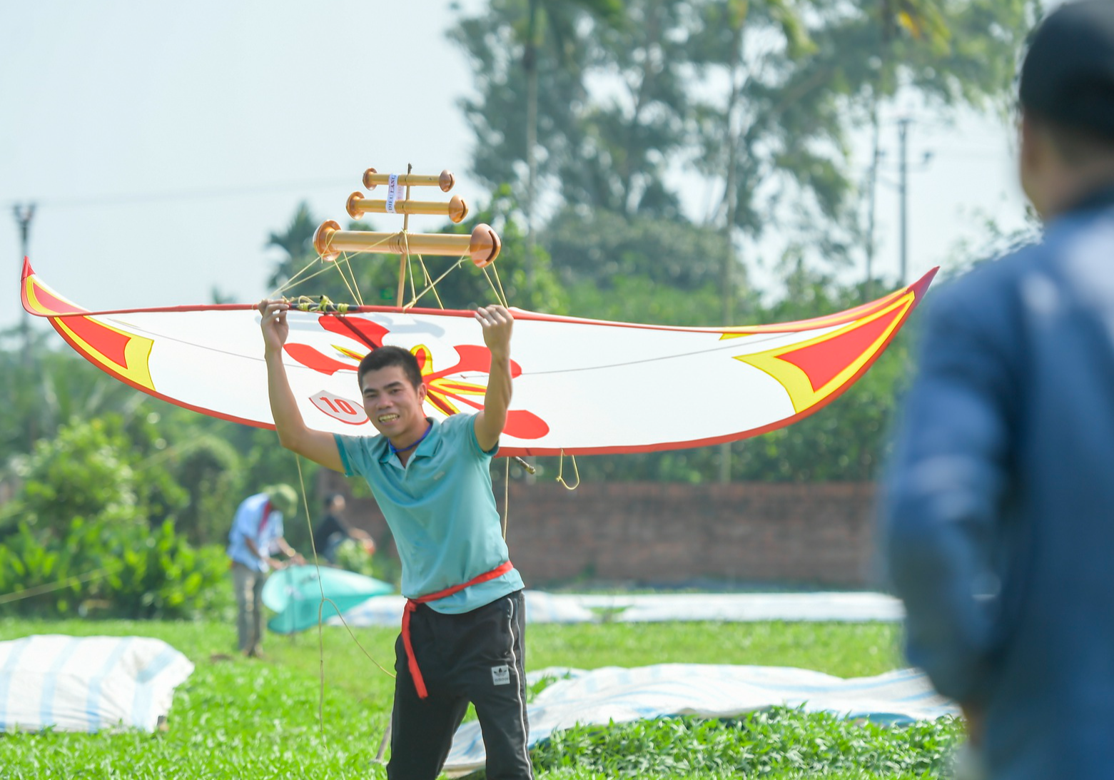 Độc đáo hội thi thả diều &quot;ngàn năm tuổi&quot; ở ngoại thành Hà Nội - Ảnh 14.