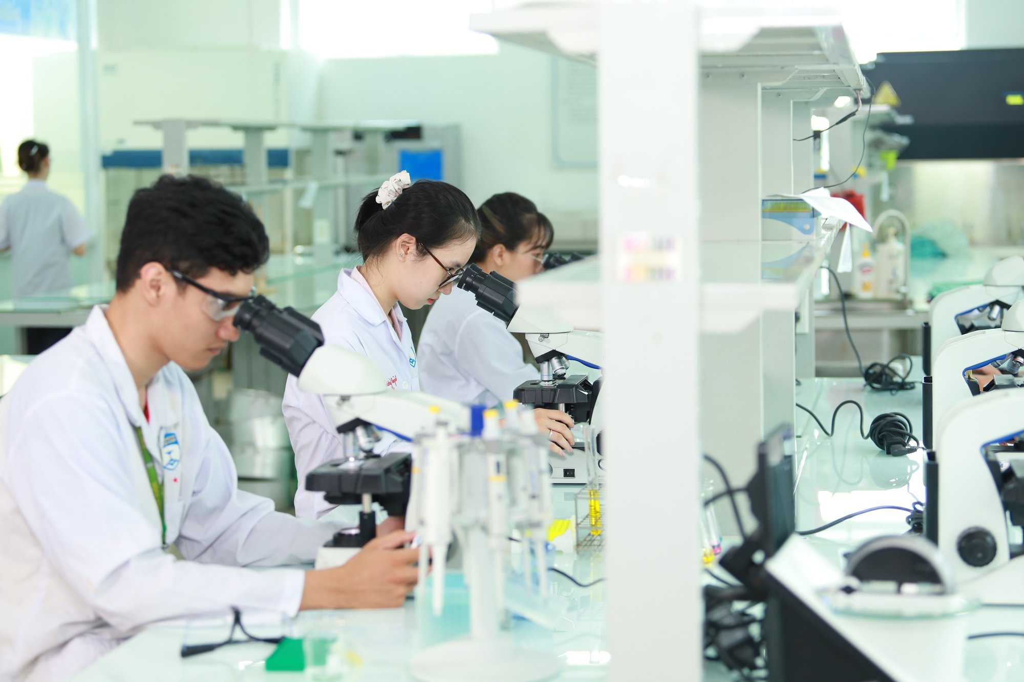 Trường ĐH Hutech công bố điểm chuẩn xét tuyển sớm: Để vào ngành Dược có dễ? - Ảnh 1.
