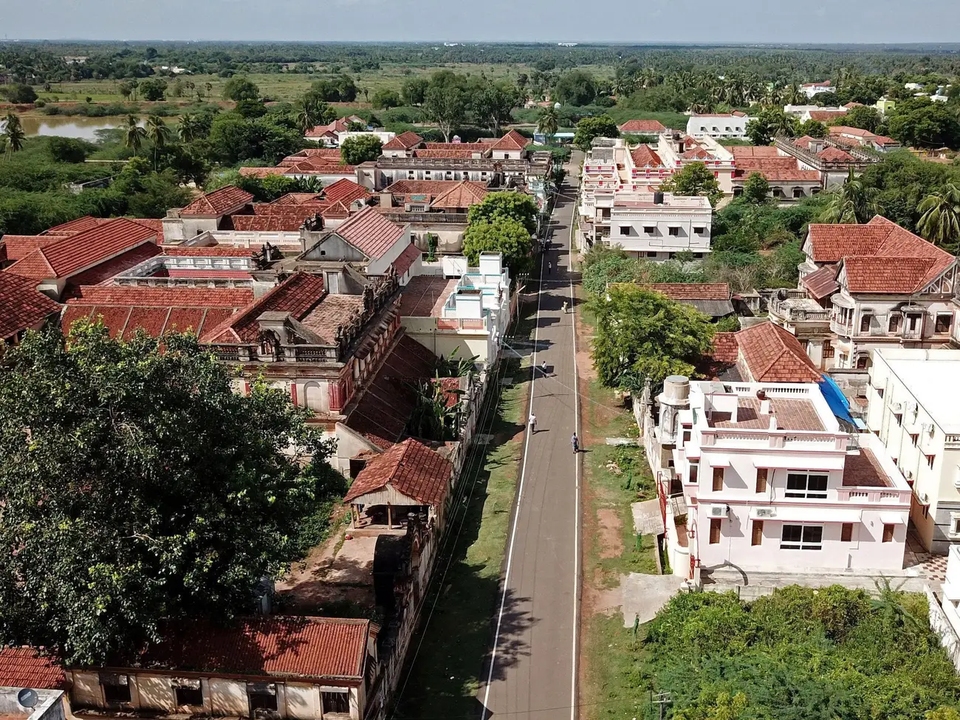 Bên trong 15.000 biệt thự xa hoa bỏ hoang ở Ấn Độ - Ảnh 2.