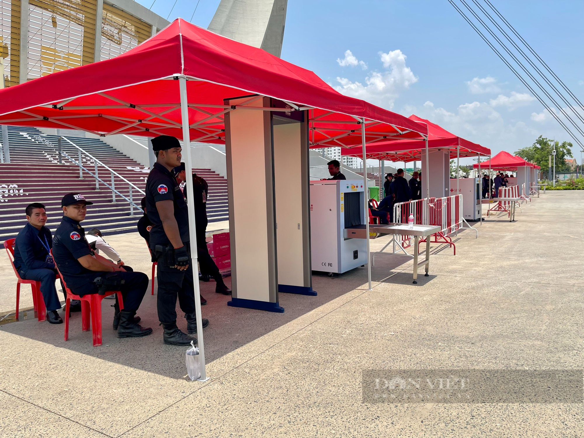 An ninh được thắt chặt trước lễ khai mạc SEA Games 32 - Ảnh 2.
