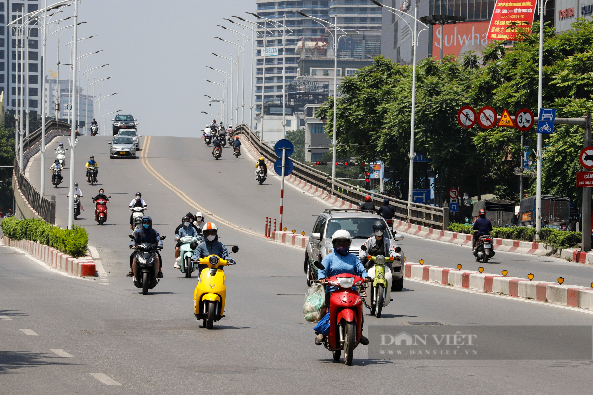 Hà Nội nắng nóng 40 độ C, khách Tây diện thời trang &quot;mát mẻ&quot; tung tăng nhảy múa giữa đường - Ảnh 1.