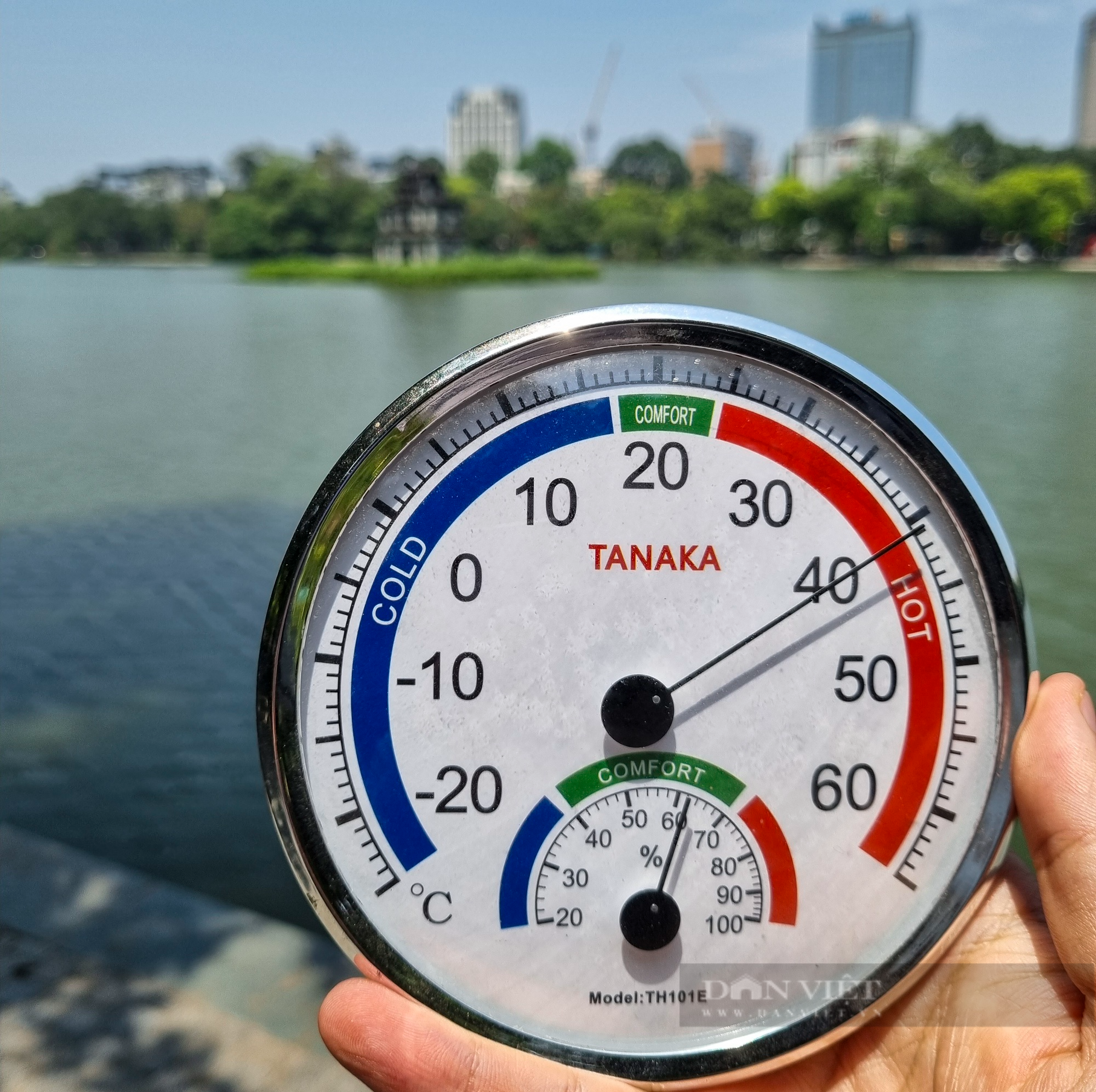 Hà Nội nắng nóng 40 độ C, khách Tây diện thời trang &quot;mát mẻ&quot; tung tăng nhảy múa giữa đường - Ảnh 2.