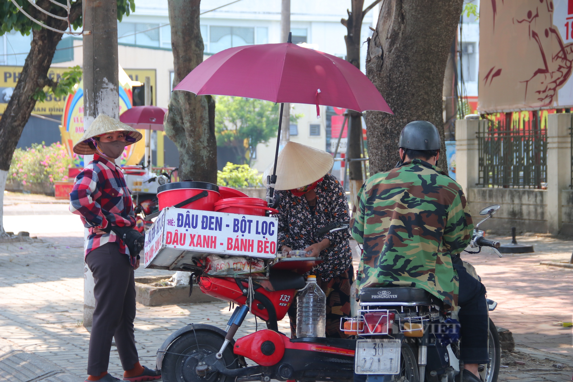 Hà Tĩnh: Lao động nghèo mệt “bở hơi tai” khi chống chọi với trời nắng nóng khốc liệt - Ảnh 9.