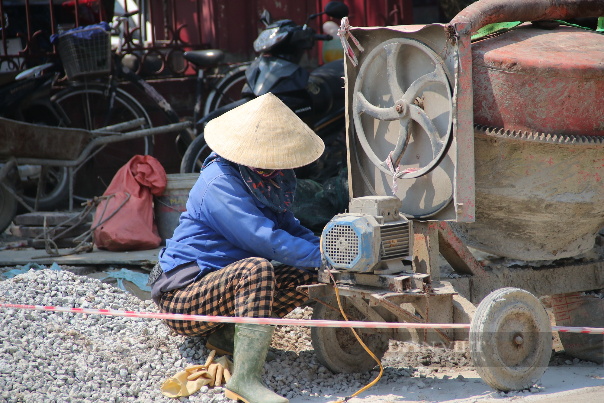 Hà Tĩnh: Lao động nghèo mệt “bở hơi tai” khi chống chọi với trời nắng nóng khốc liệt - Ảnh 8.