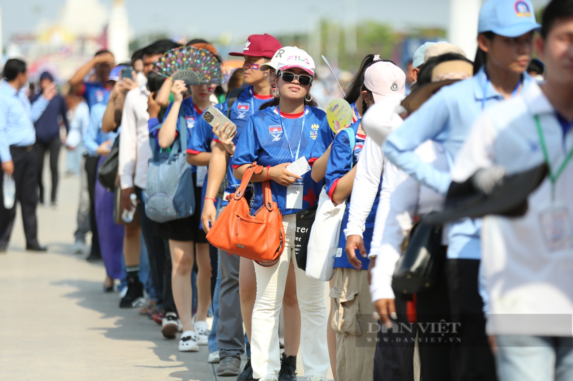 Hotgirl Campuchia đội nắng chờ dự lễ khai mạc SEA Games 32 - Ảnh 2.