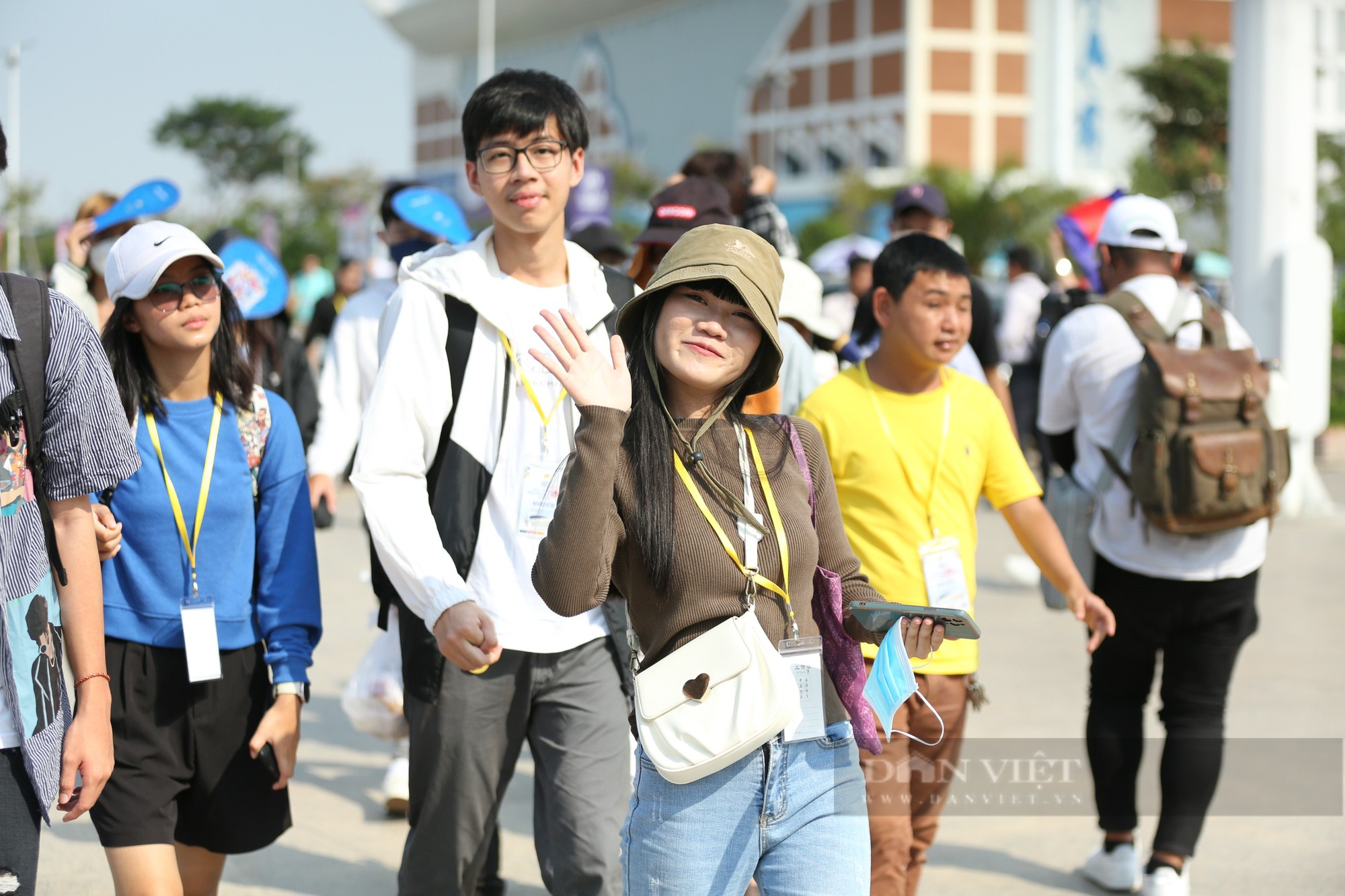 Hotgirl Campuchia đội nắng chờ dự lễ khai mạc SEA Games 32 - Ảnh 7.