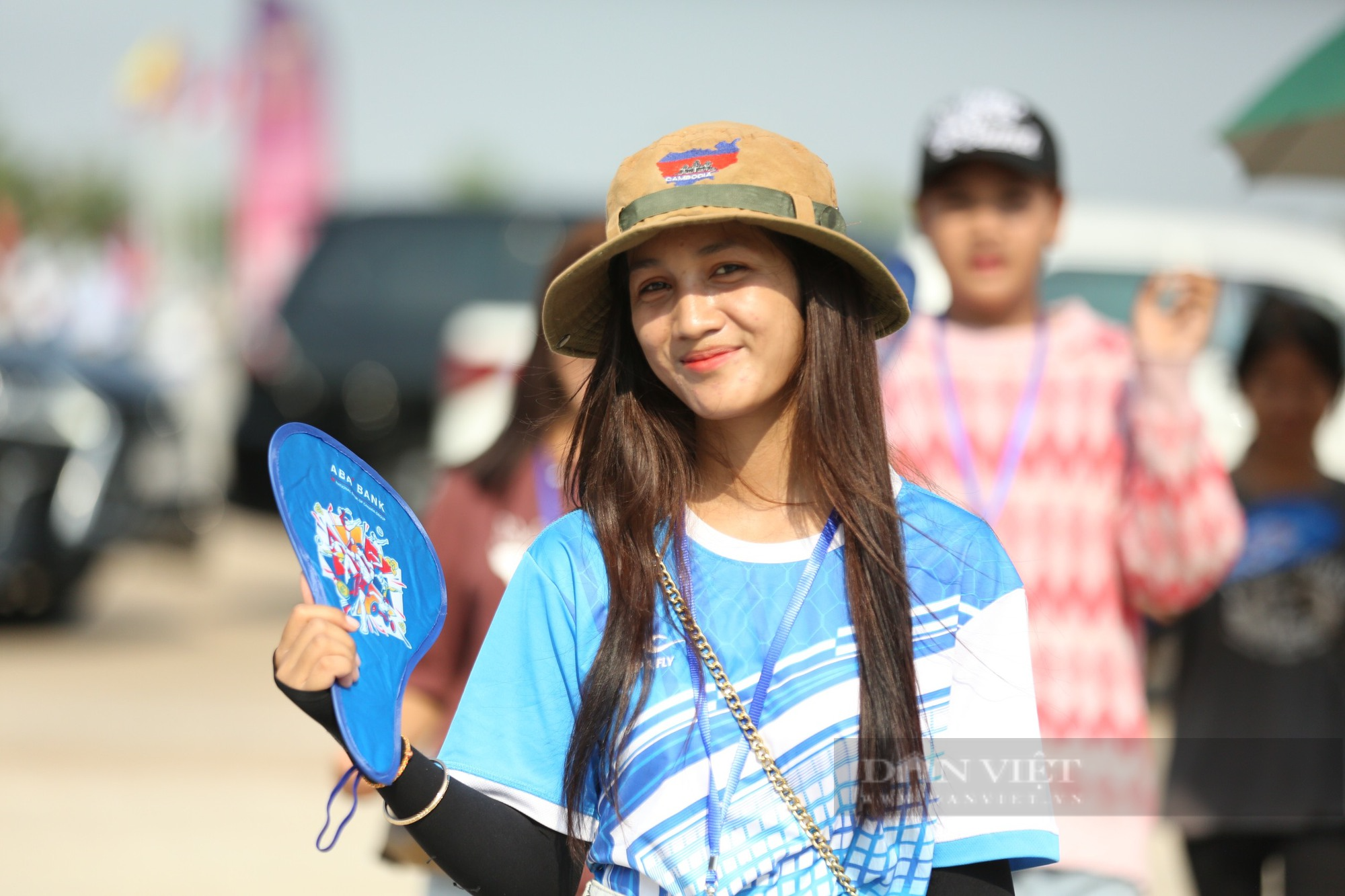 Hotgirl Campuchia đội nắng chờ dự lễ khai mạc SEA Games 32 - Ảnh 10.