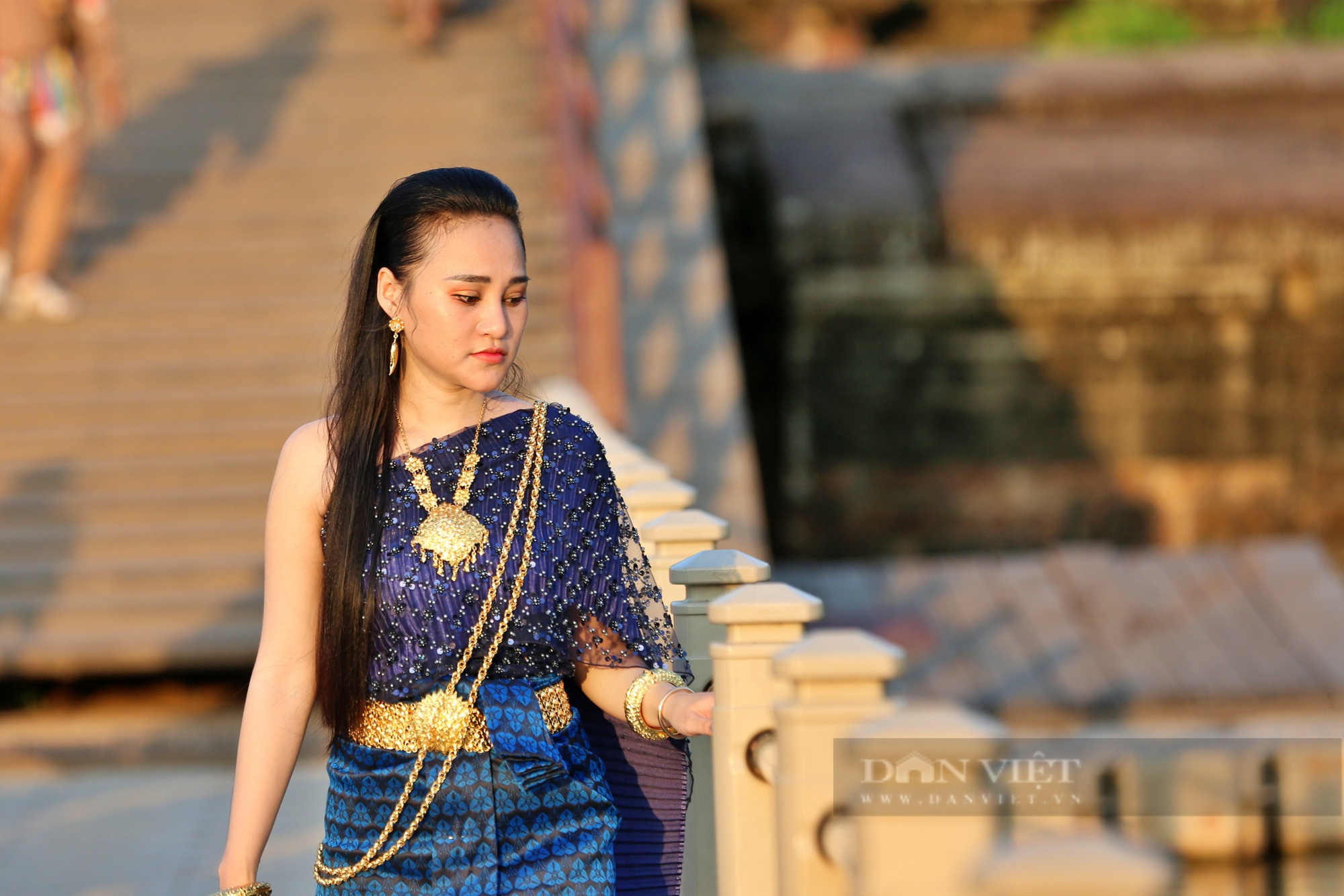Ngắm mỹ nhân tại cầu phao Angkor Wat - điểm chạy marathon SEA Games 32 - Ảnh 1.