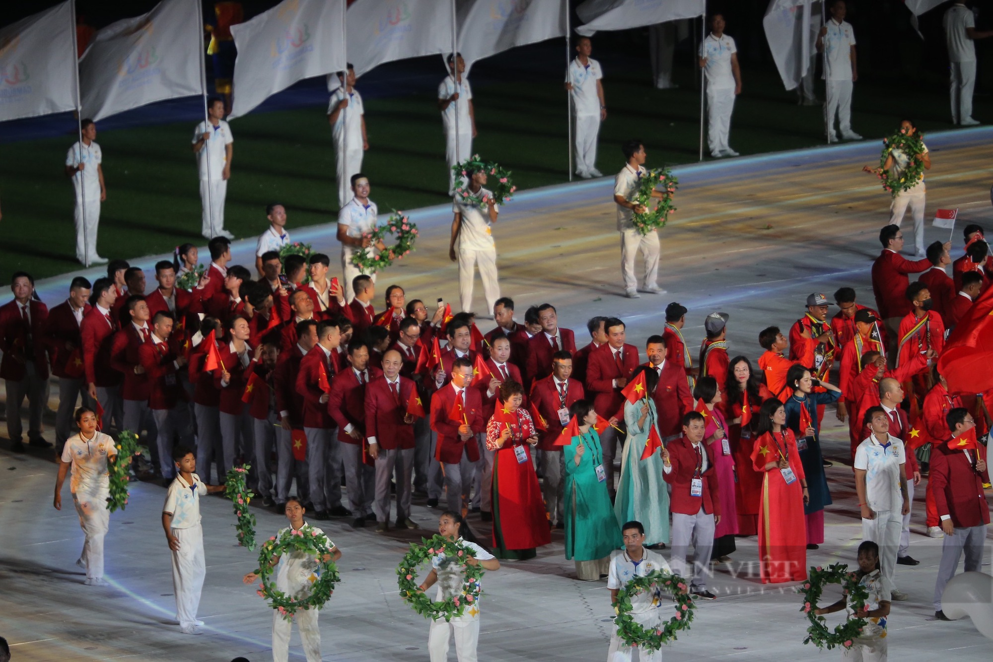 Chùm ảnh: Màn trình diễn ánh sáng đẹp mắt tại lễ khai mạc SEA Games 32 - Ảnh 3.